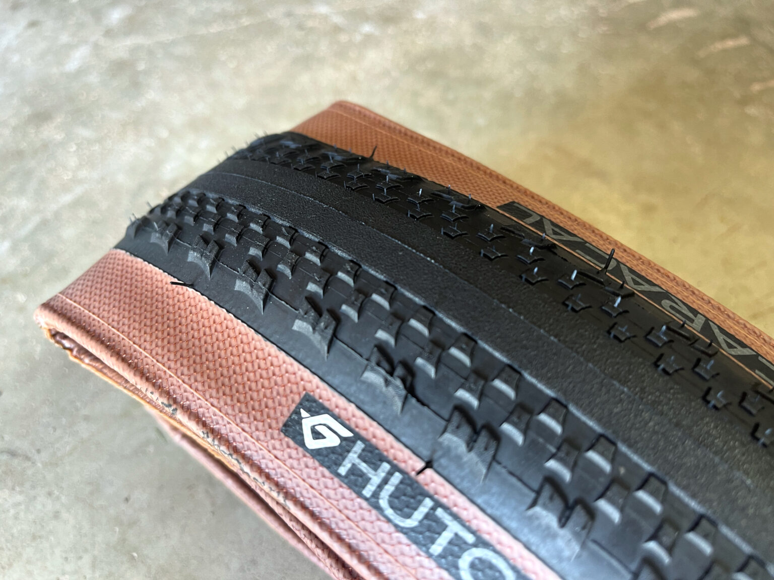Hutchinson Caracal gravel tire side