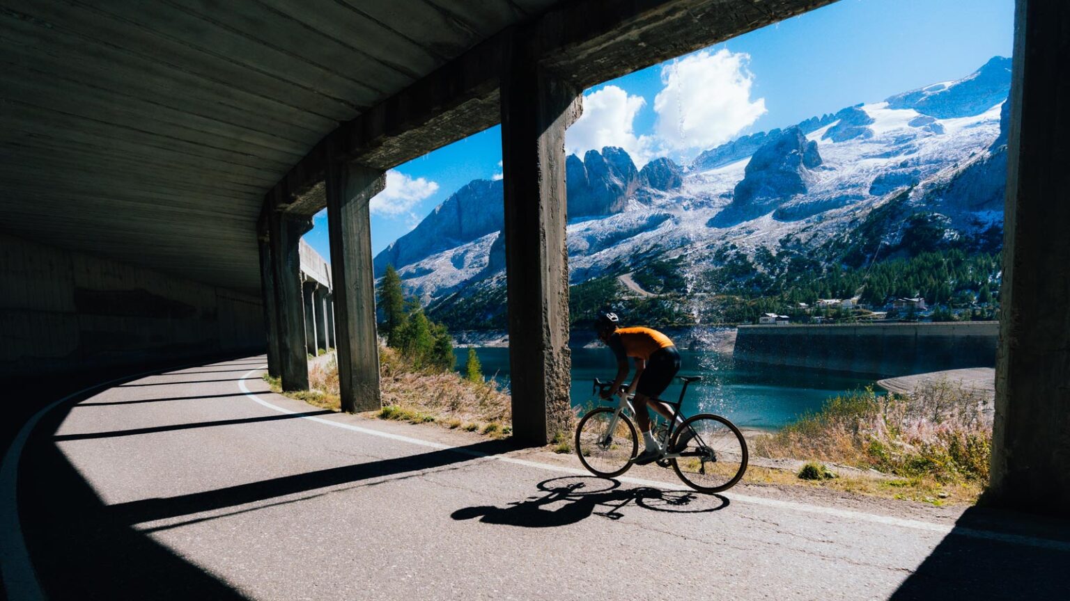 Reynolds 25mm ultralight carbon road bike climbers wheels, riding mountains