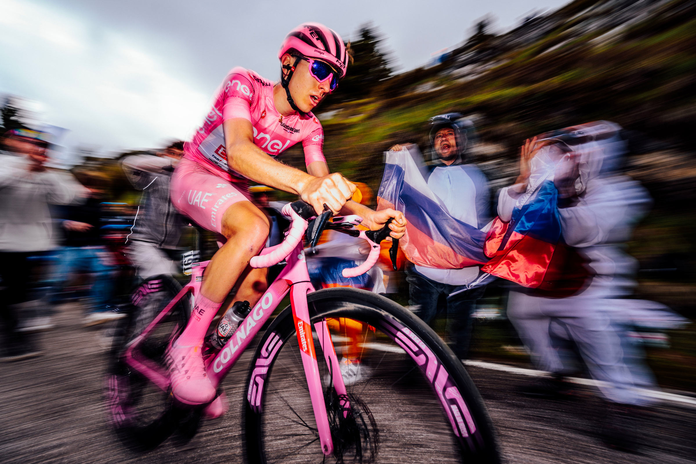 pogacar riding a pink colnago road bike with pink ENVE wheels at 2024 giro d'italia.