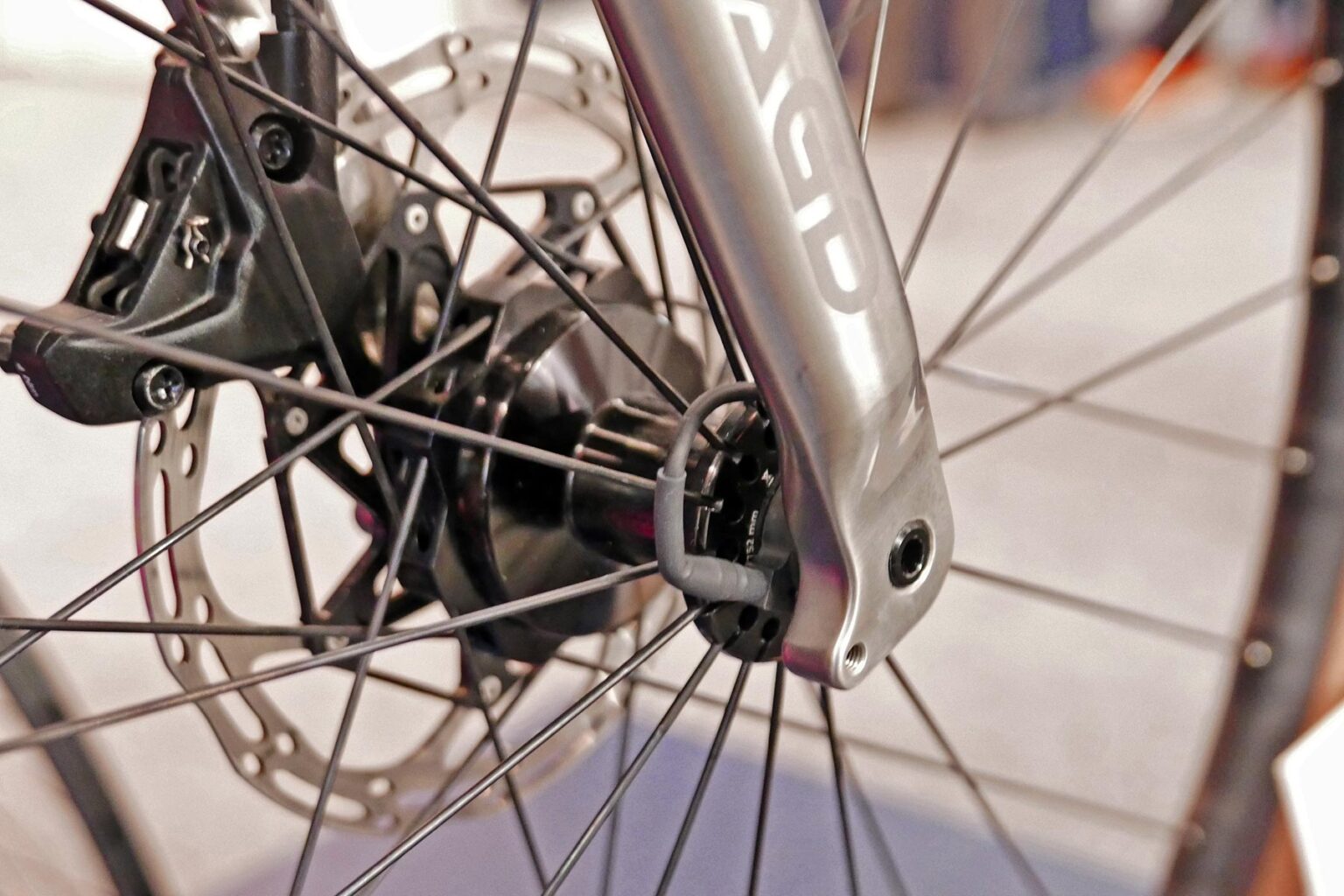 SON 29 S sleek low-profile hub dynamo