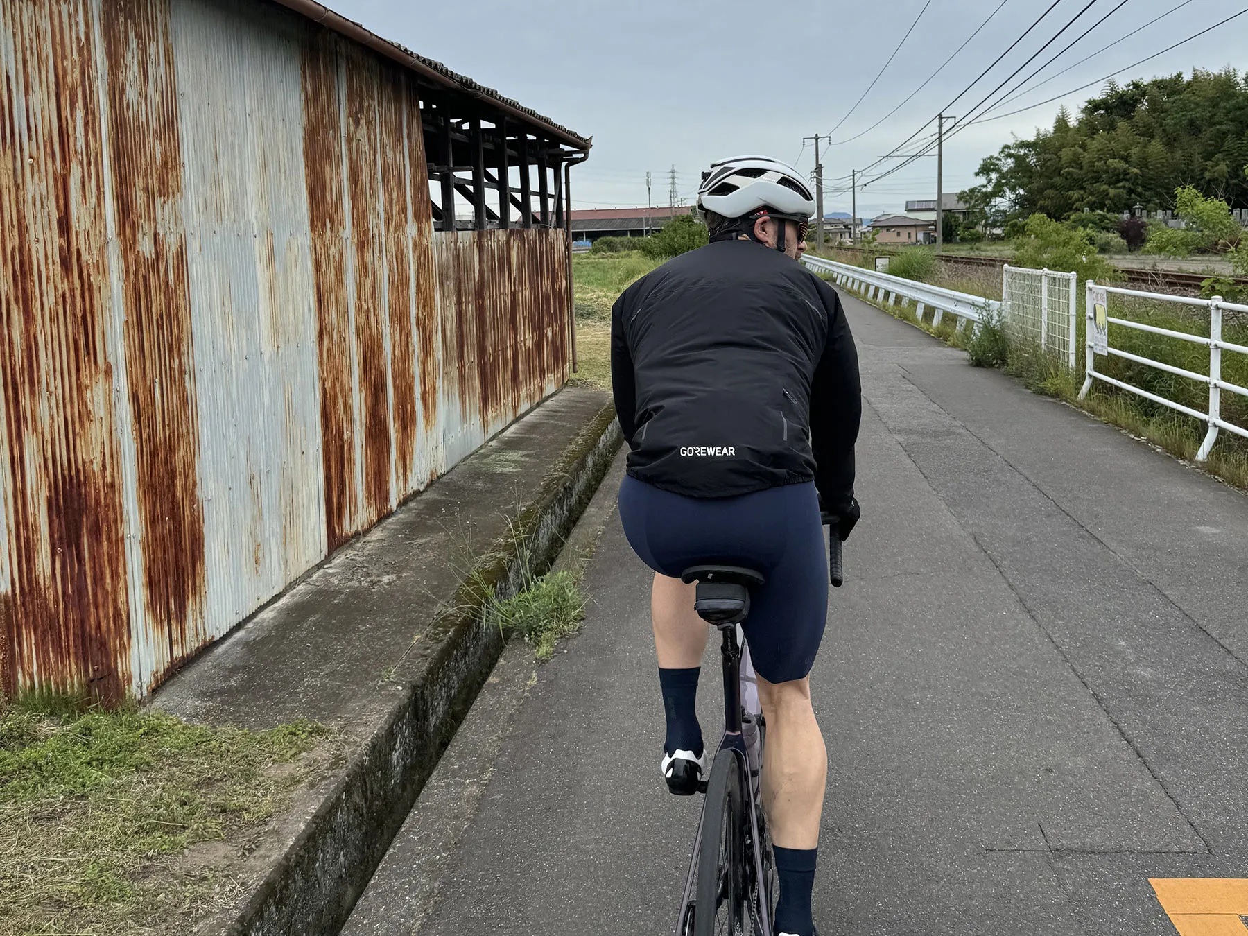 cyclist wearing gore cycling kits and spinshift rain jacket.