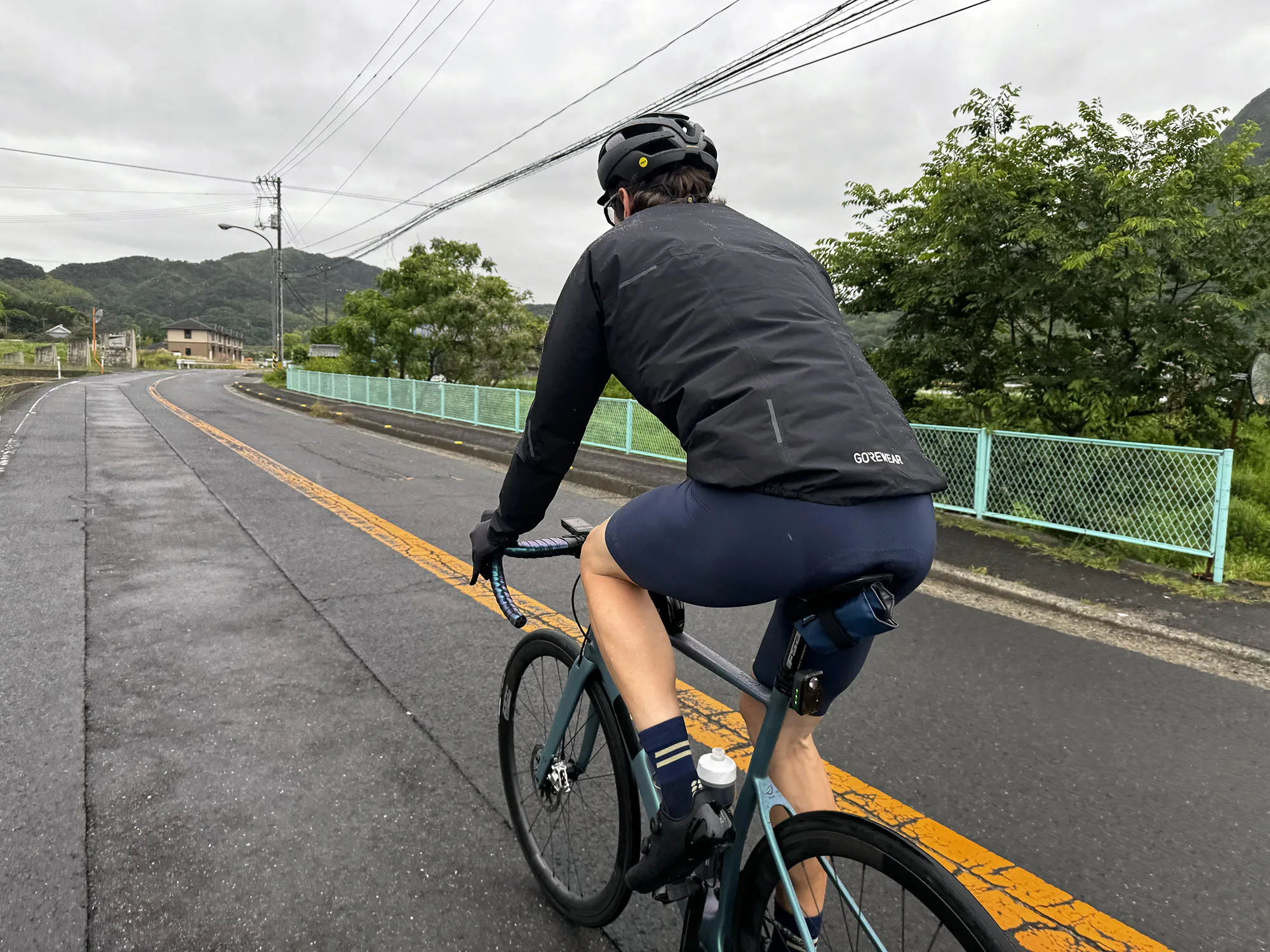 cyclist wearing gore cycling kits and spinshift rain jacket.