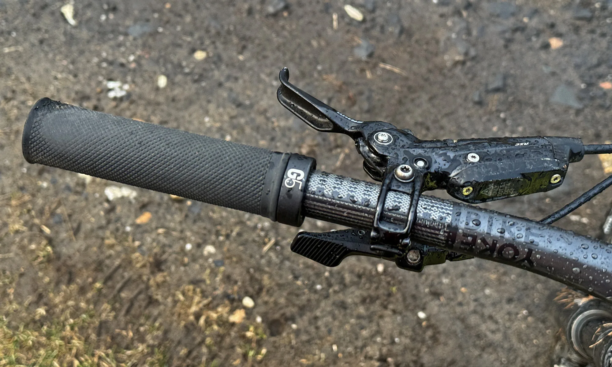 BikeYoke BarMate Carbon MTB Bar Review, comfort and compliance for 35mm mountain bike handlebars, titanium mesh reinforced clamping area