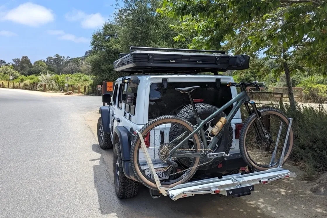 The 1Up-UA Super Duty mounted to a Jeep with a bike loaded on it.