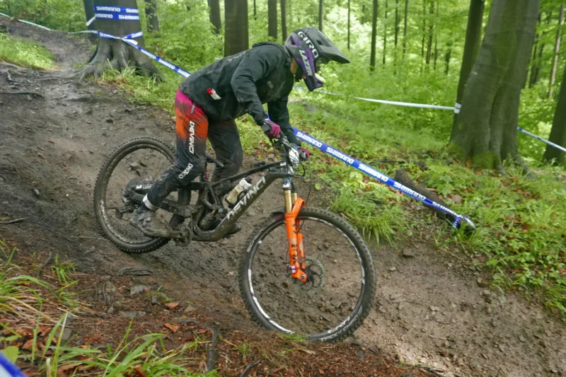 Elly Hoskins Wins Wet Bielsko-Biała Enduro World Cup on High-Pivot Devinci Spartan HP