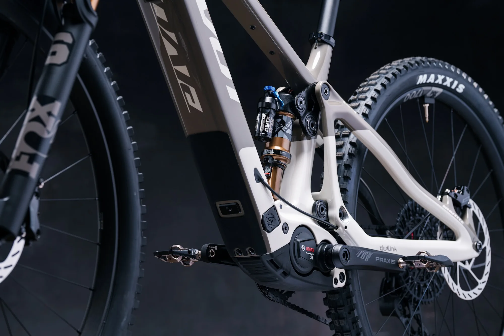 Studio image of the Bosch SX motor on the Pivot Shuttle SL/AM