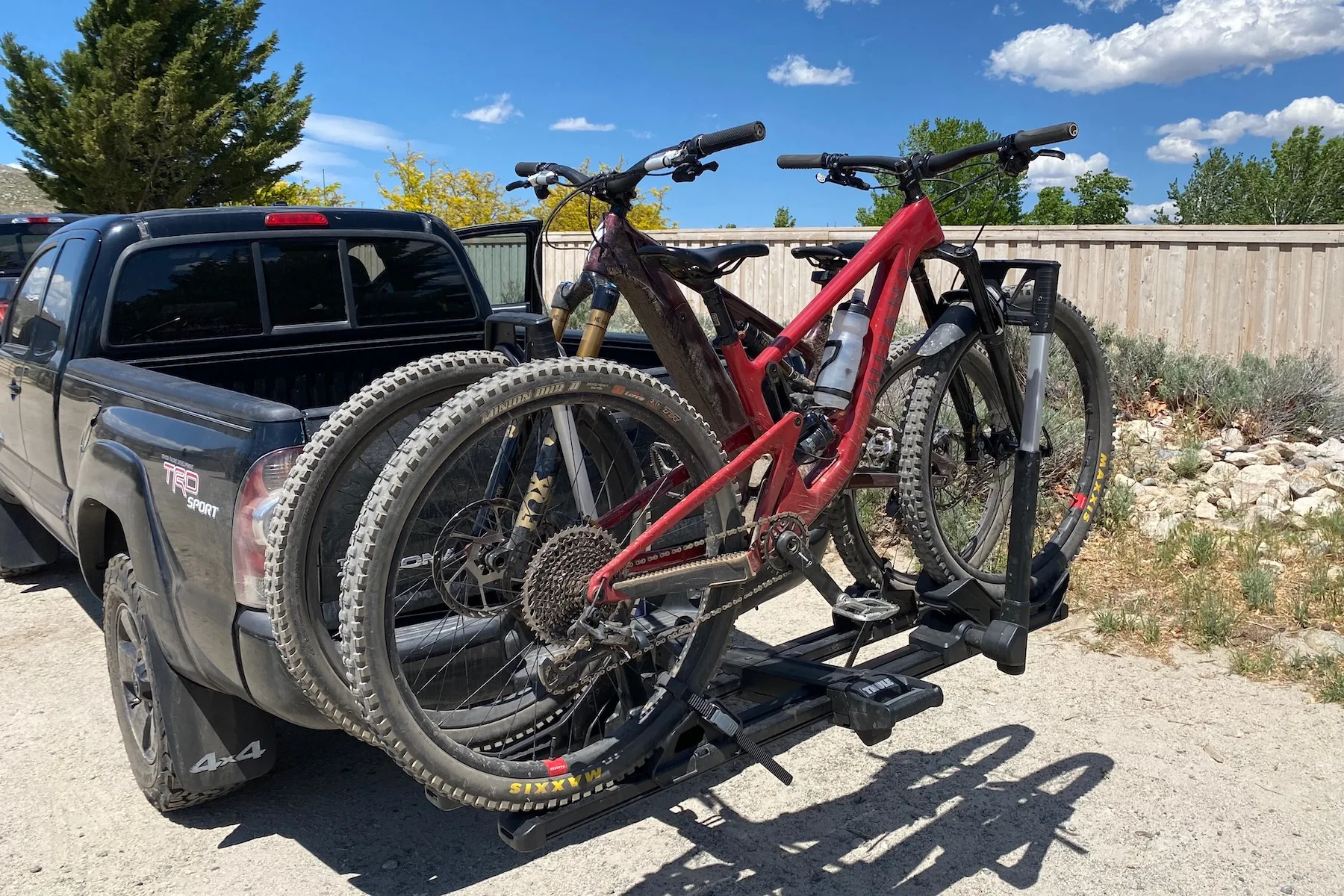 The Thule Verse loaded up with a regular mountain bike and an electric mountain bike while testing.