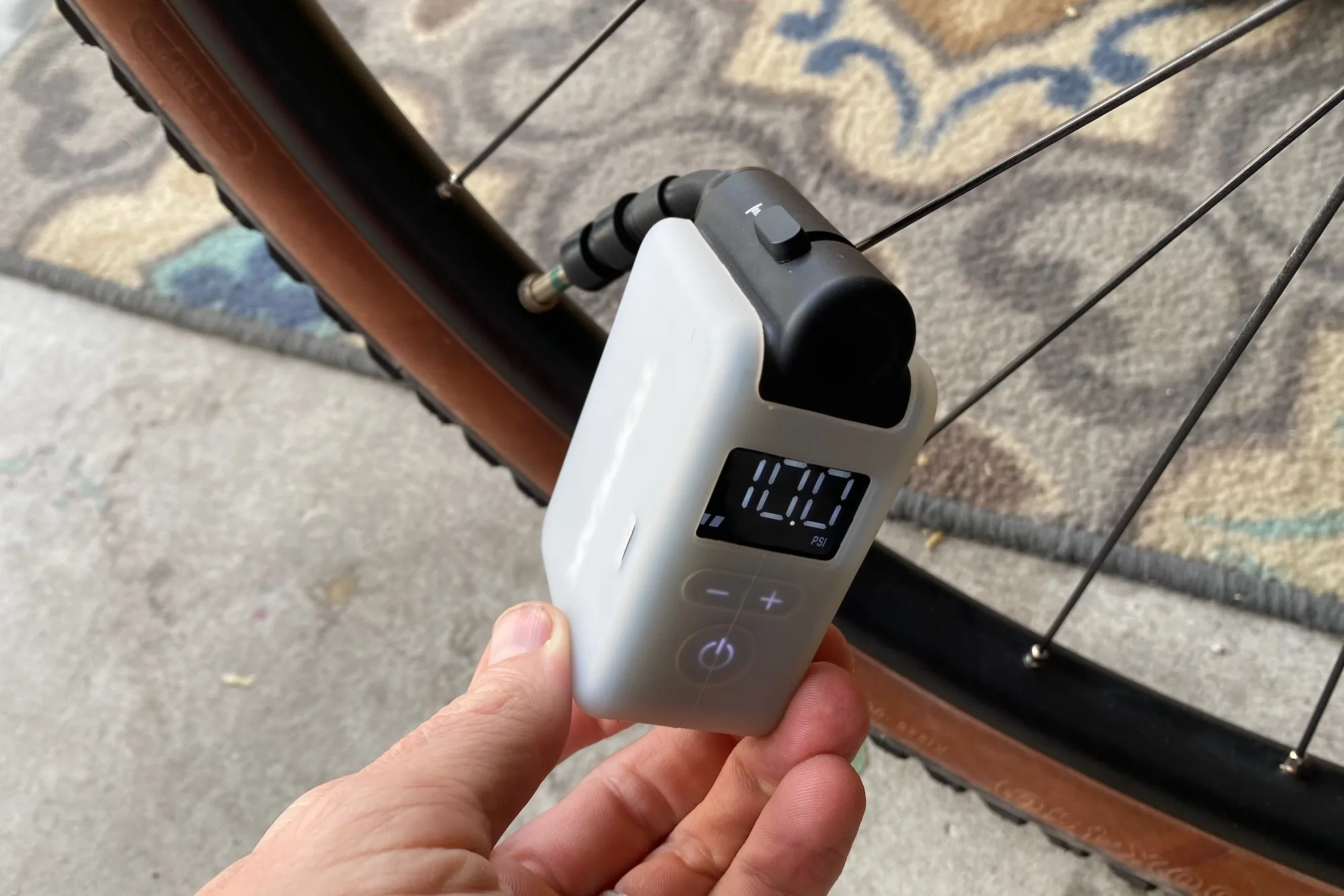 Inflating a gravel bike tire with the E-Booster Digital pump