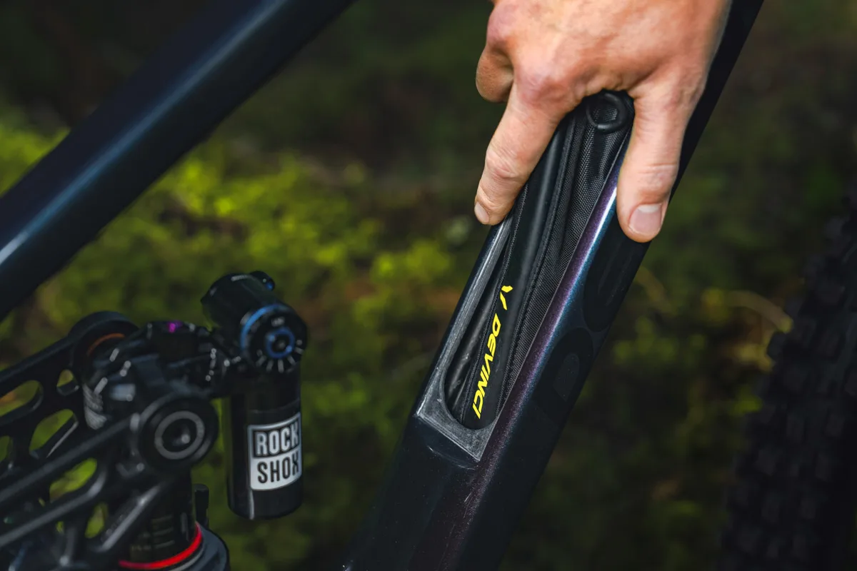 2025 Devinci Troy Carbon, SHED frame storage