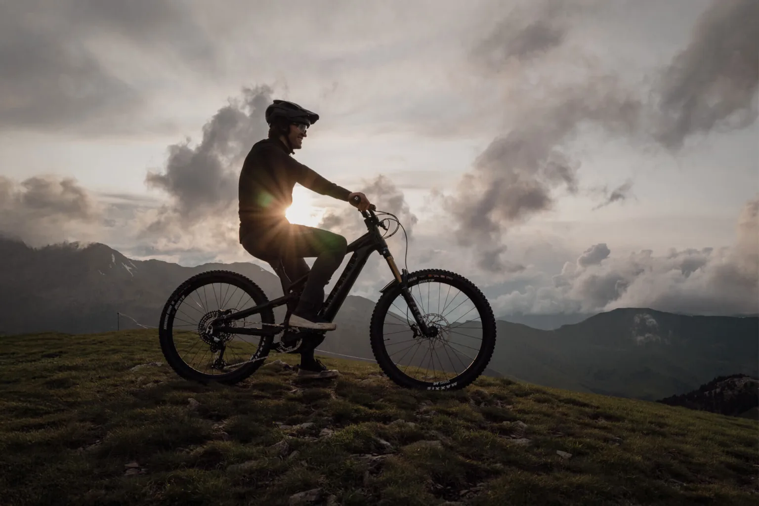 2026 commencal meta sx800 e-mtb shown with a rider