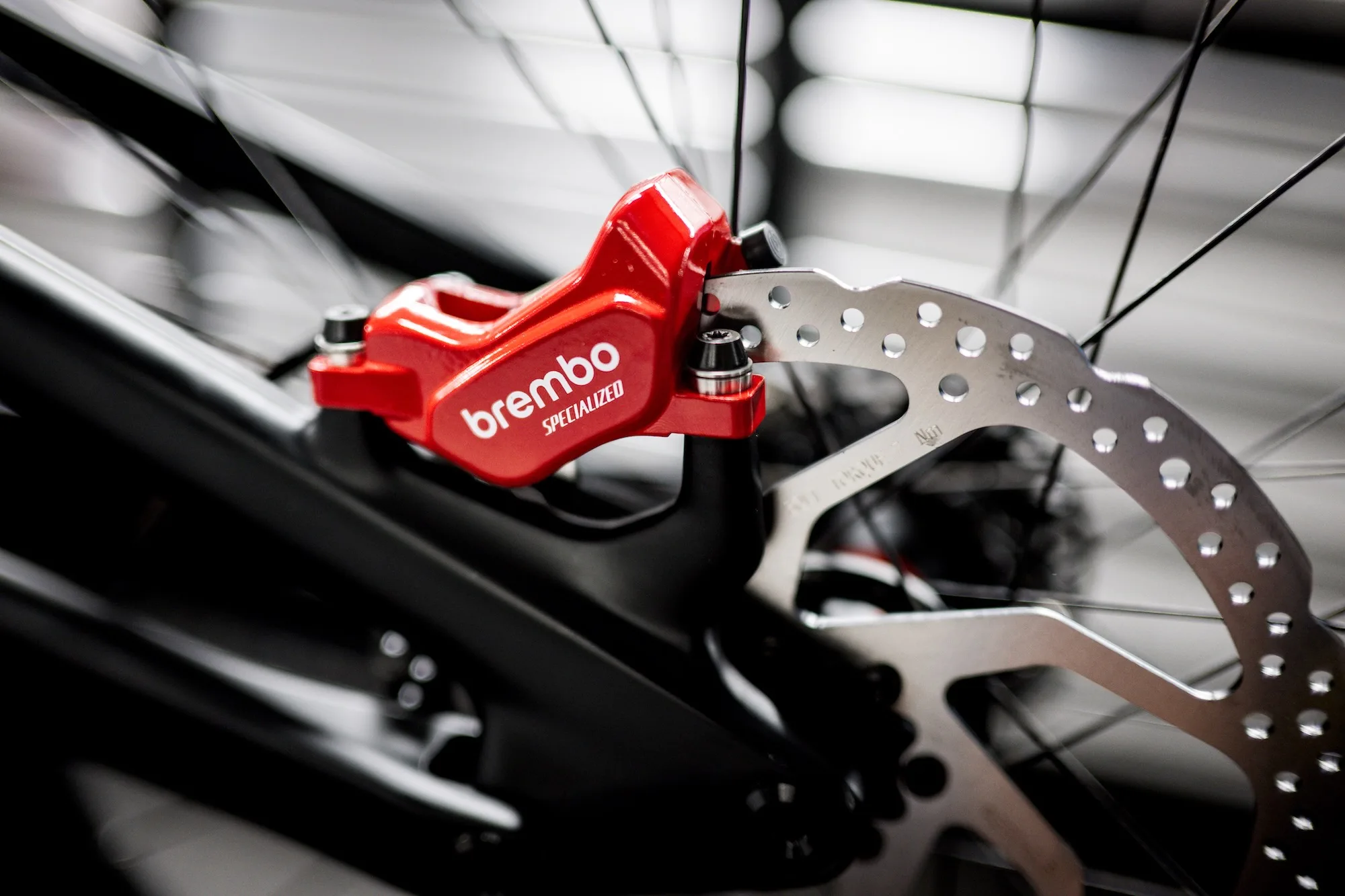 Una pinza de freno de Brembo Red en una bicicleta de equipo de gravedad especializada