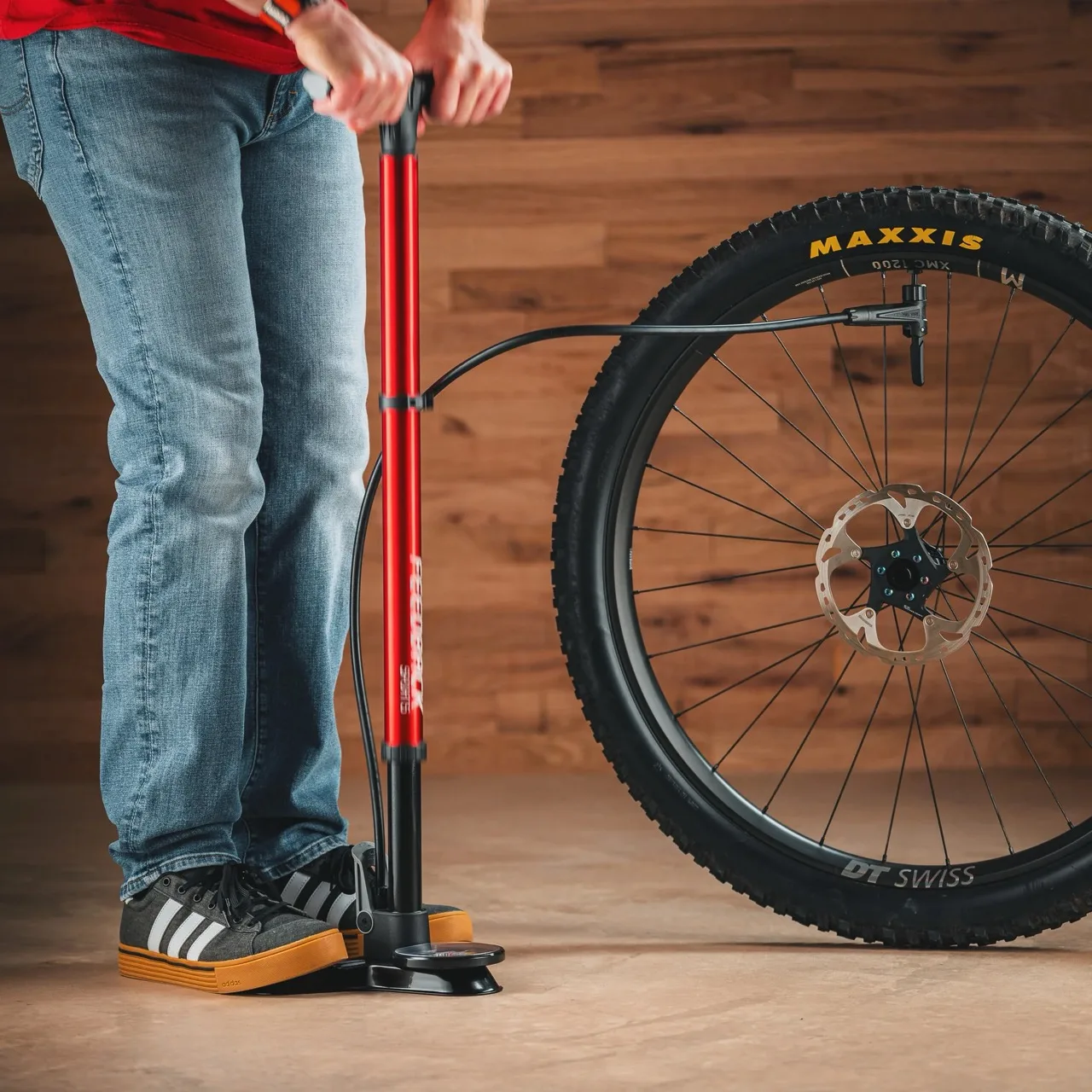 Feedback Sports Pro Air Lift And Pneuma Pump pumping tire