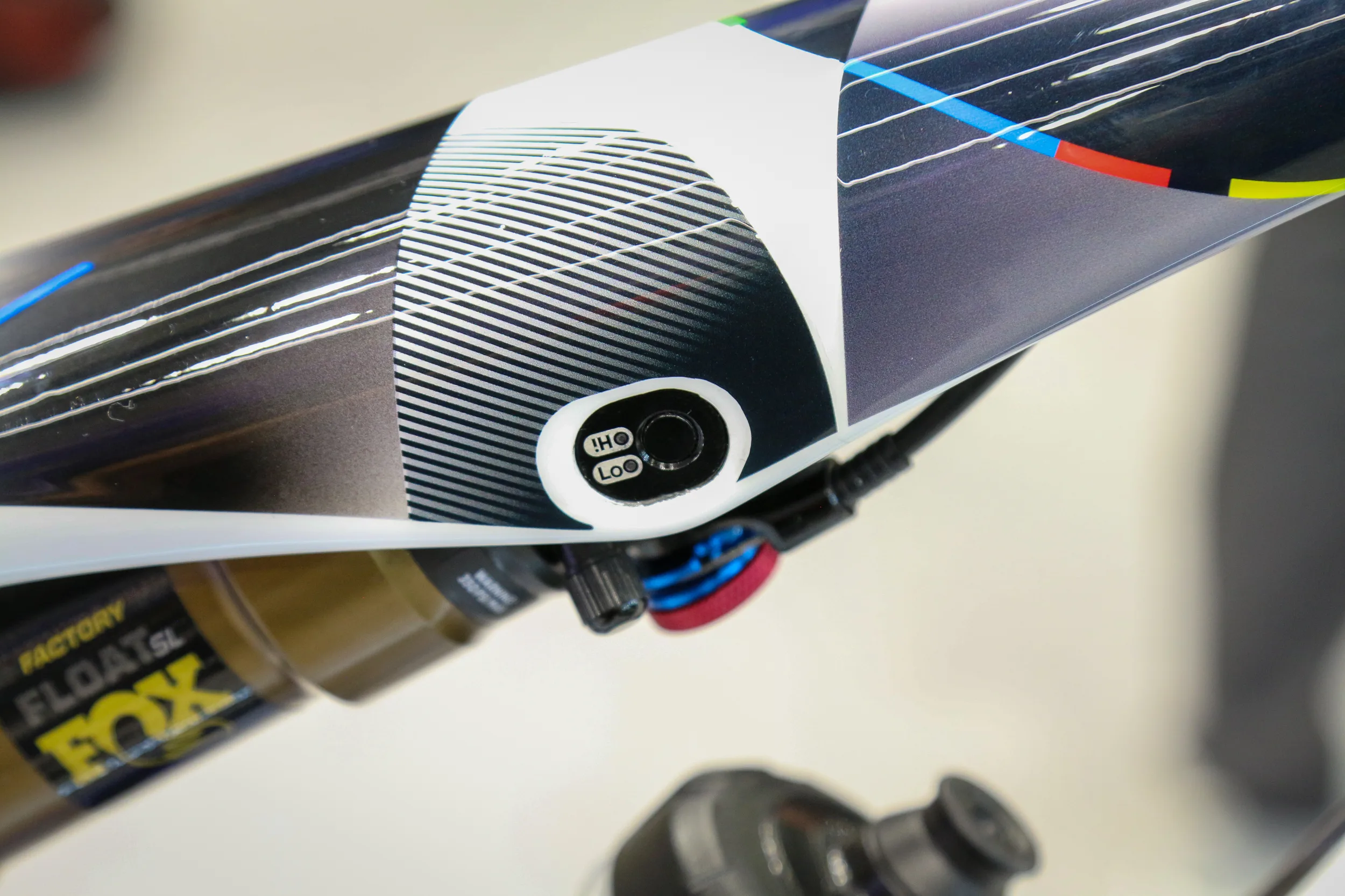 The flip-chip in the upper shock mount on the Giant Anthem prototype