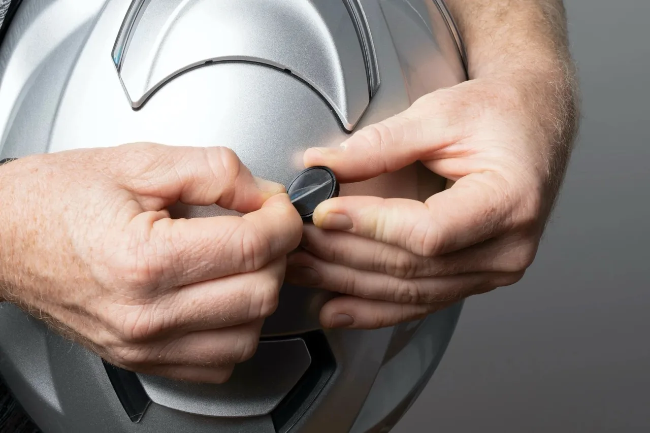 Cultiva algunos cuernos para tu casco de bicicleta con estilo de casco magnetico video 3