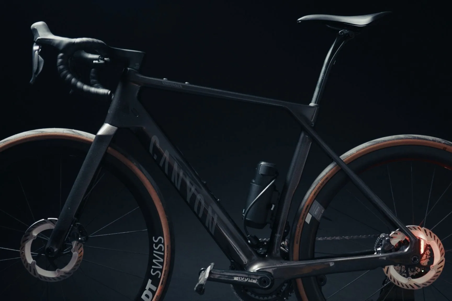 Una bicicleta E-Road Canyon equipada con el sistema de unidad TQ HPR40, más el extensor de rango.