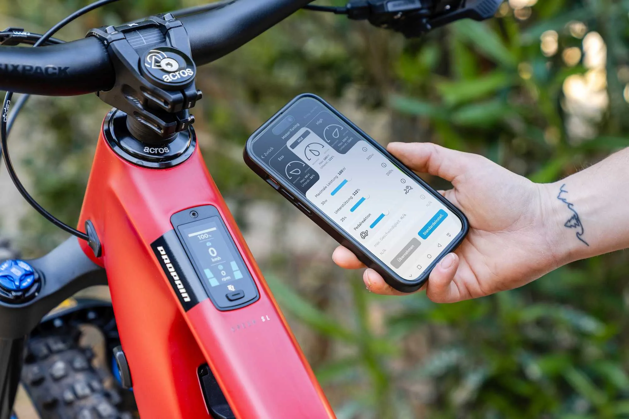 The top tube display with the system connected to the TQ app on a phone