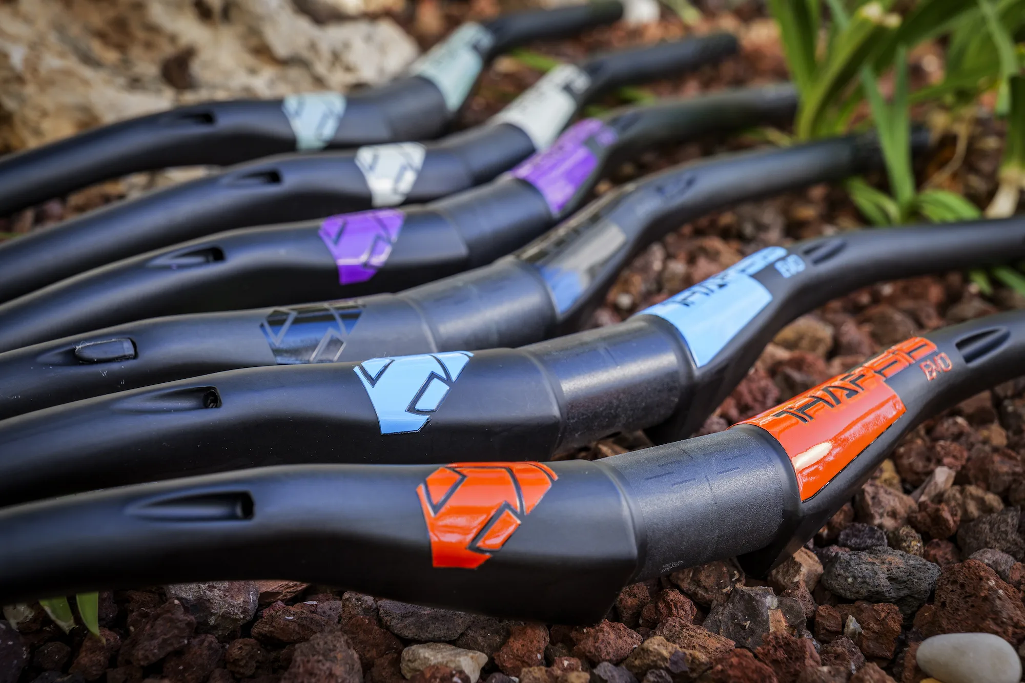 Stock image of the new PRO Tharsis handlebars showing the recessed clamp area