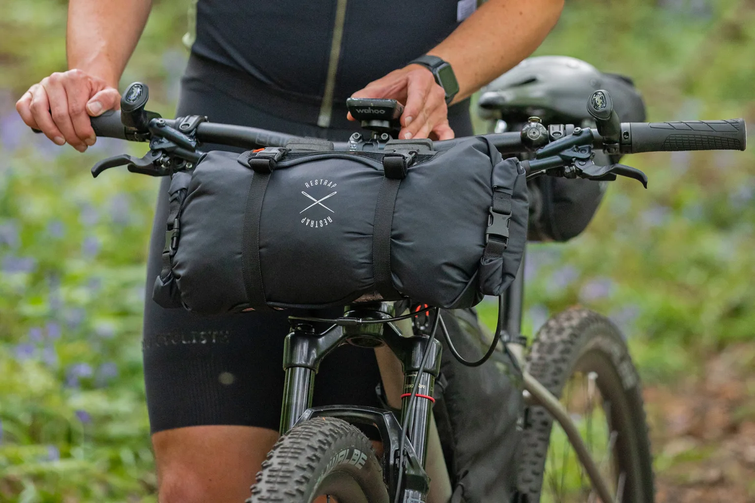 Actualizaciones de la bolsa de barra de bicicleta con la barra de barra de carrera con una barra de barra nueva en bicicleta en bicicleta