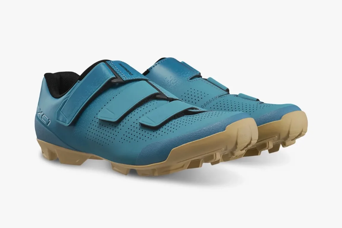 Imagen de estudio de los zapatos Shimano XC102