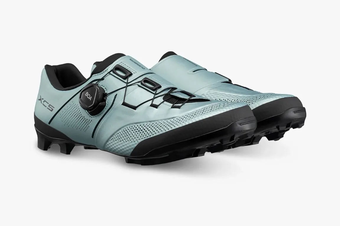 Imagen de estudio de los nuevos zapatos Shimano XC503