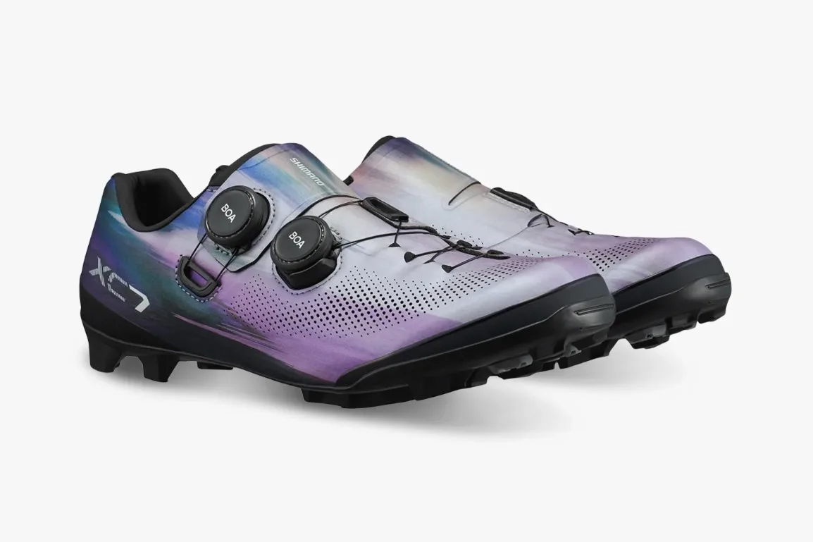 Imagen de estudio de los nuevos zapatos Shimano XC703.