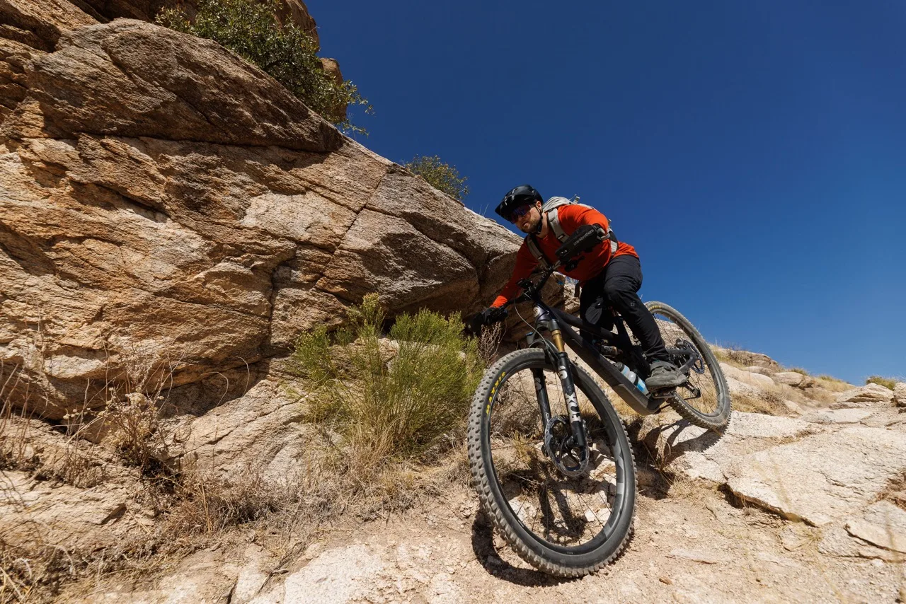 Montar Shimano XTR DI2 en el ángulo frontal de Ibis Ripmo