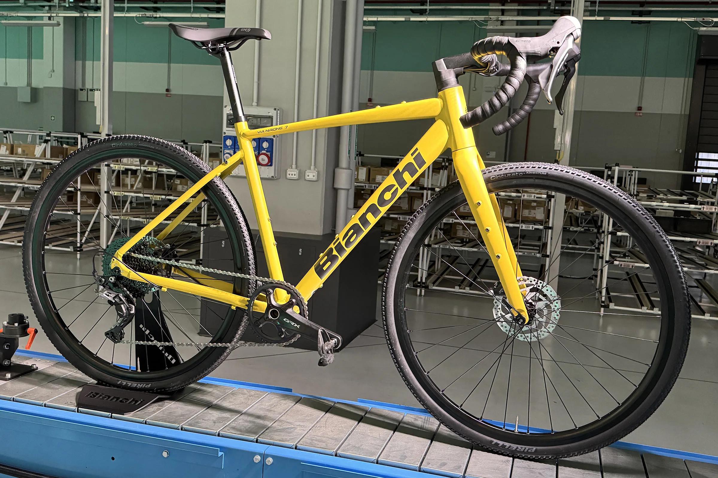 Bianchi a través de Nirone Bike de grava de aleación asequible