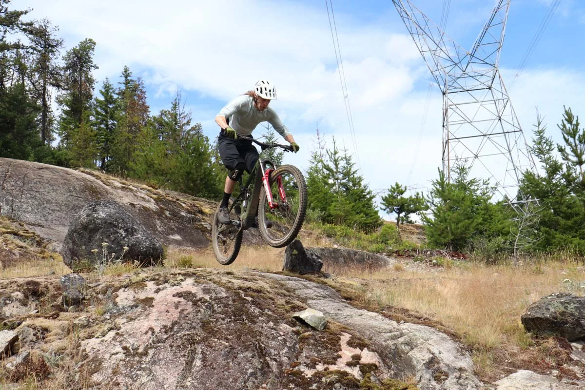2026 Devinci E-Spartan Lite, SF, jump