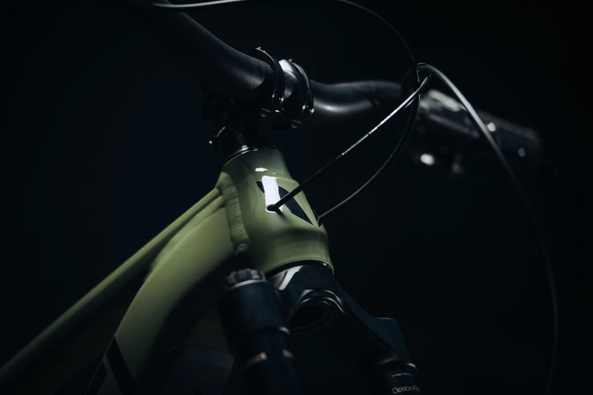 2026 Devinci E-Spartan Lite, cable routing