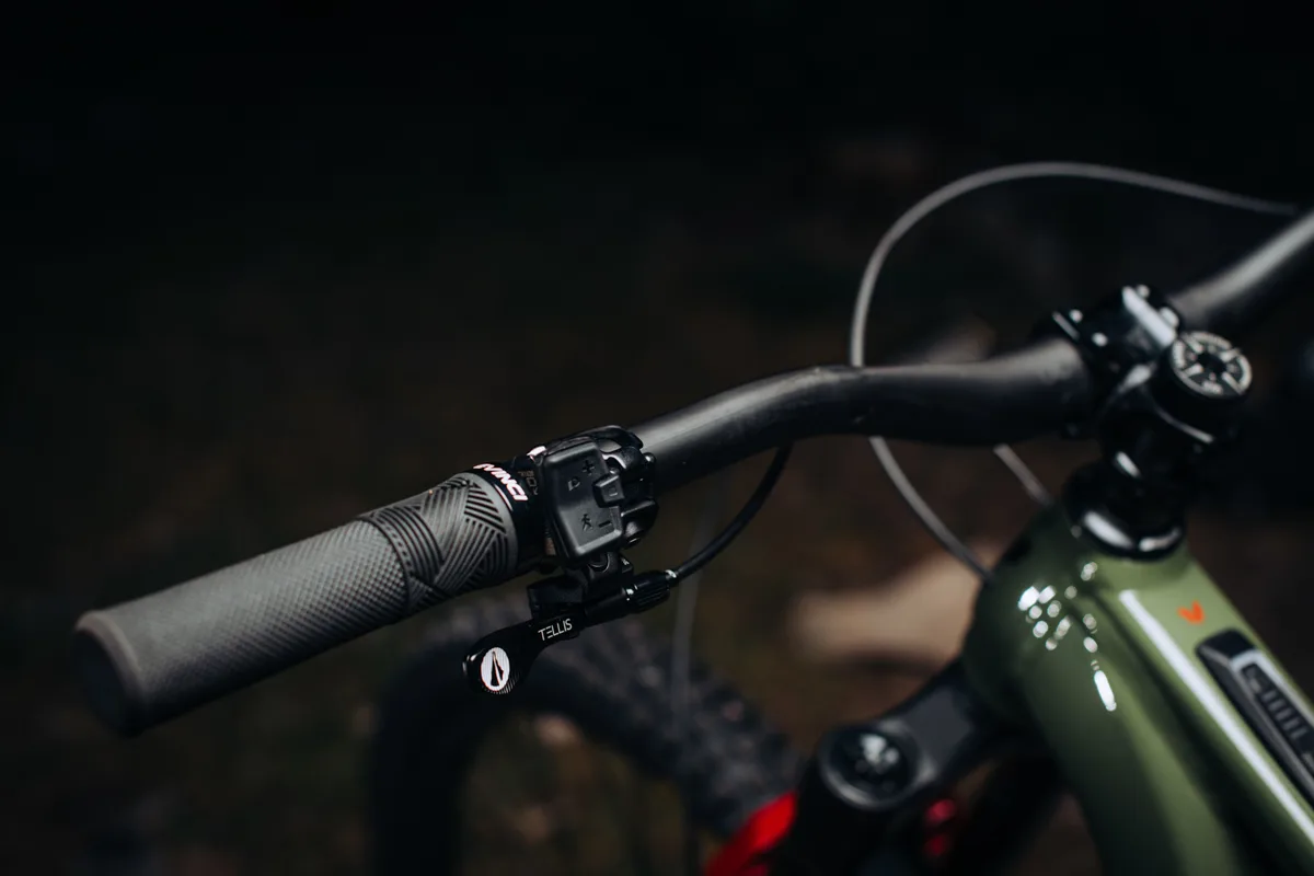 2026 Devinci E-Spartan Lite, mini remote and display