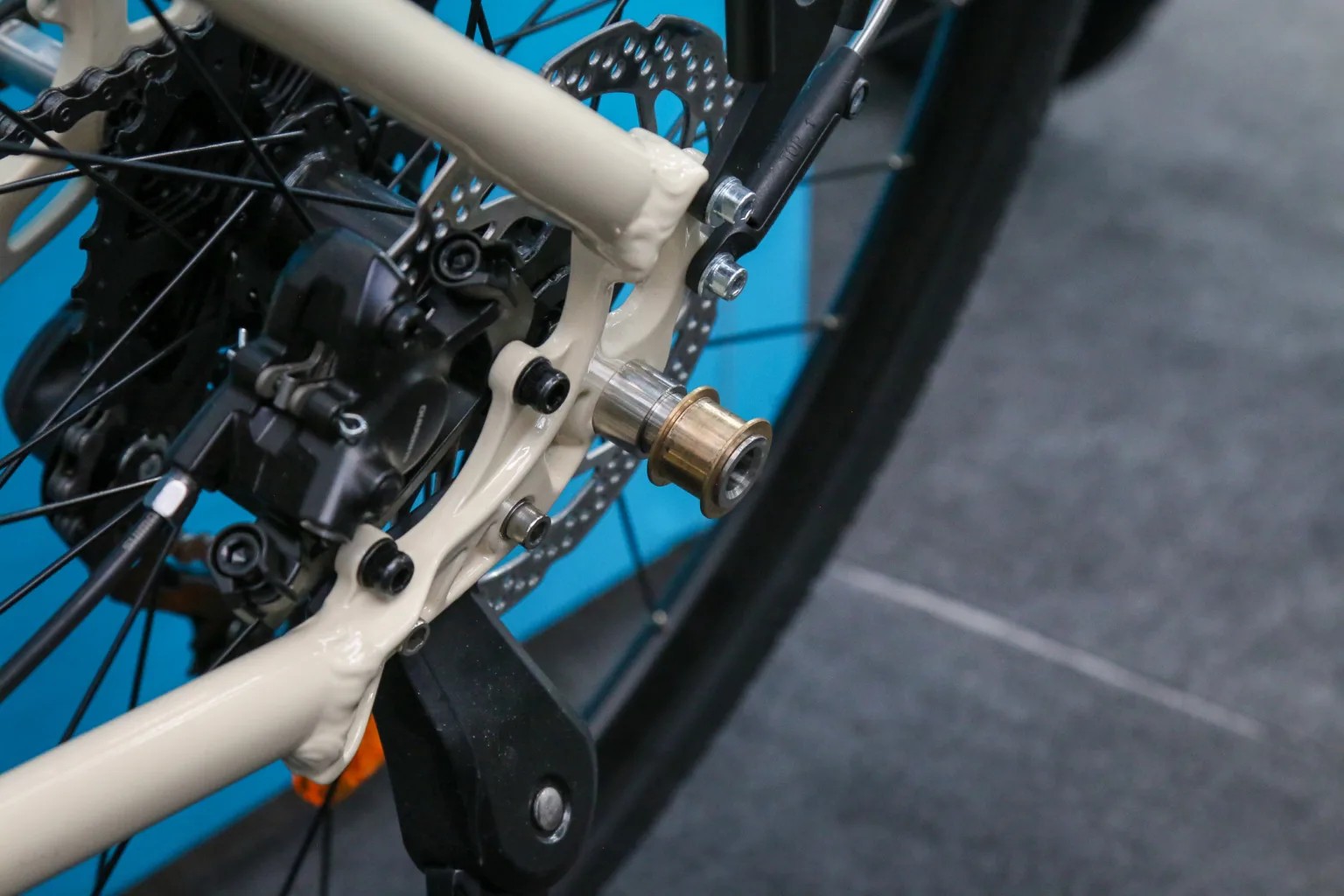 Convoy axle attachment on bike