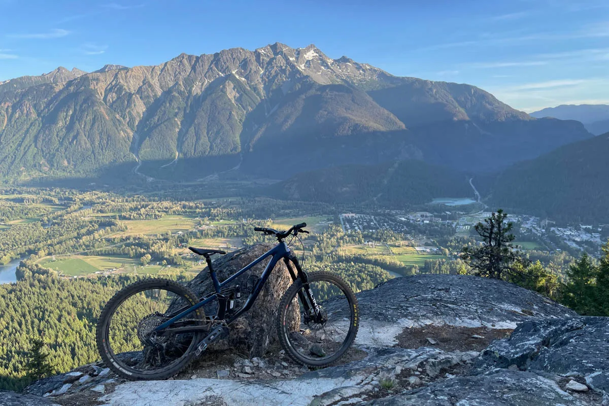 Devinci Troy Carbon, monte Currie