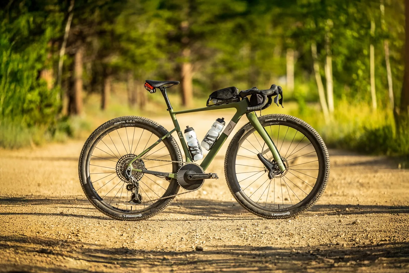 Una bicicleta de grava con las nuevas ruedas de grava de caza.