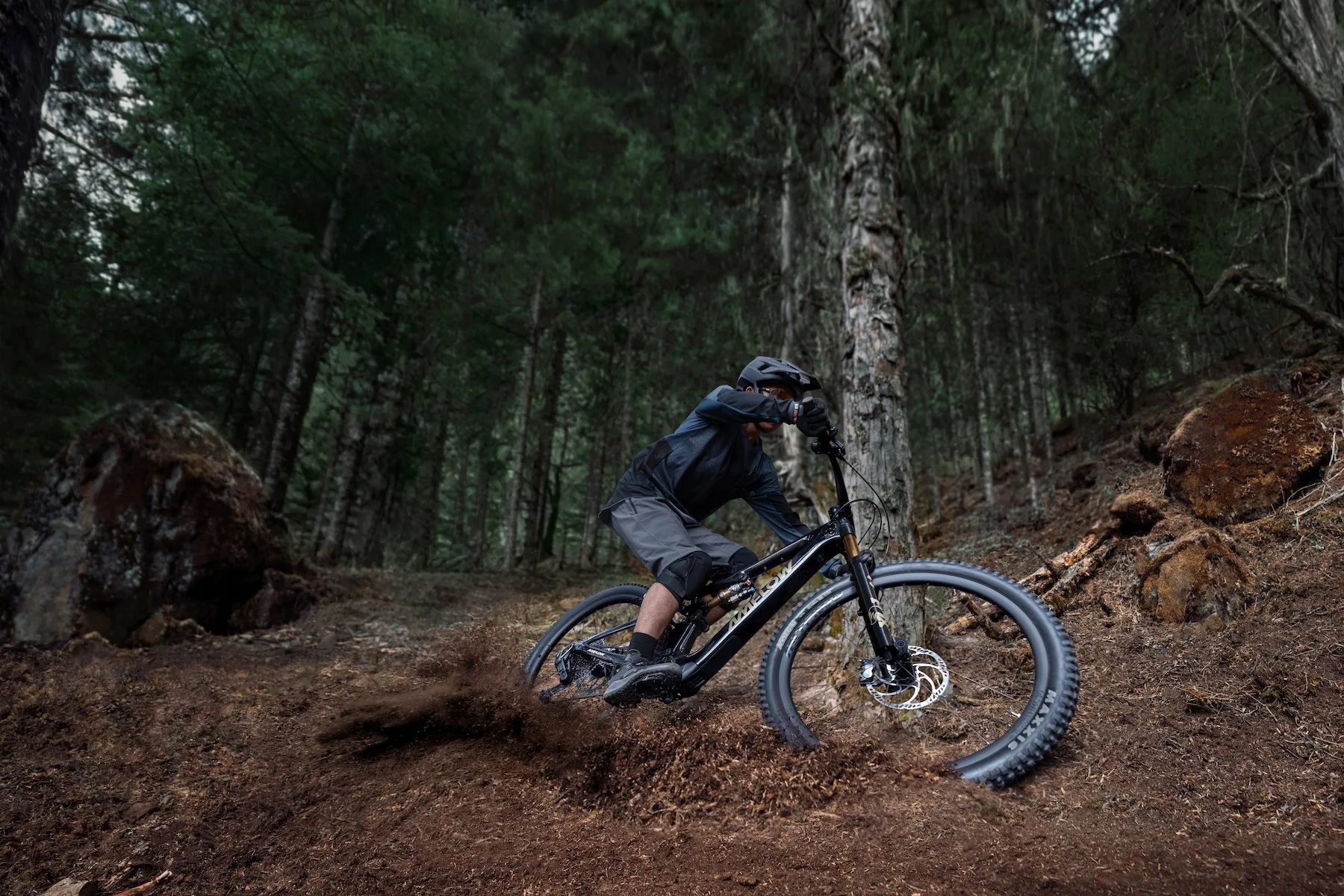 Un jinete que gira en el bosque mientras conduce el AMFLOW PL Carbon Pro