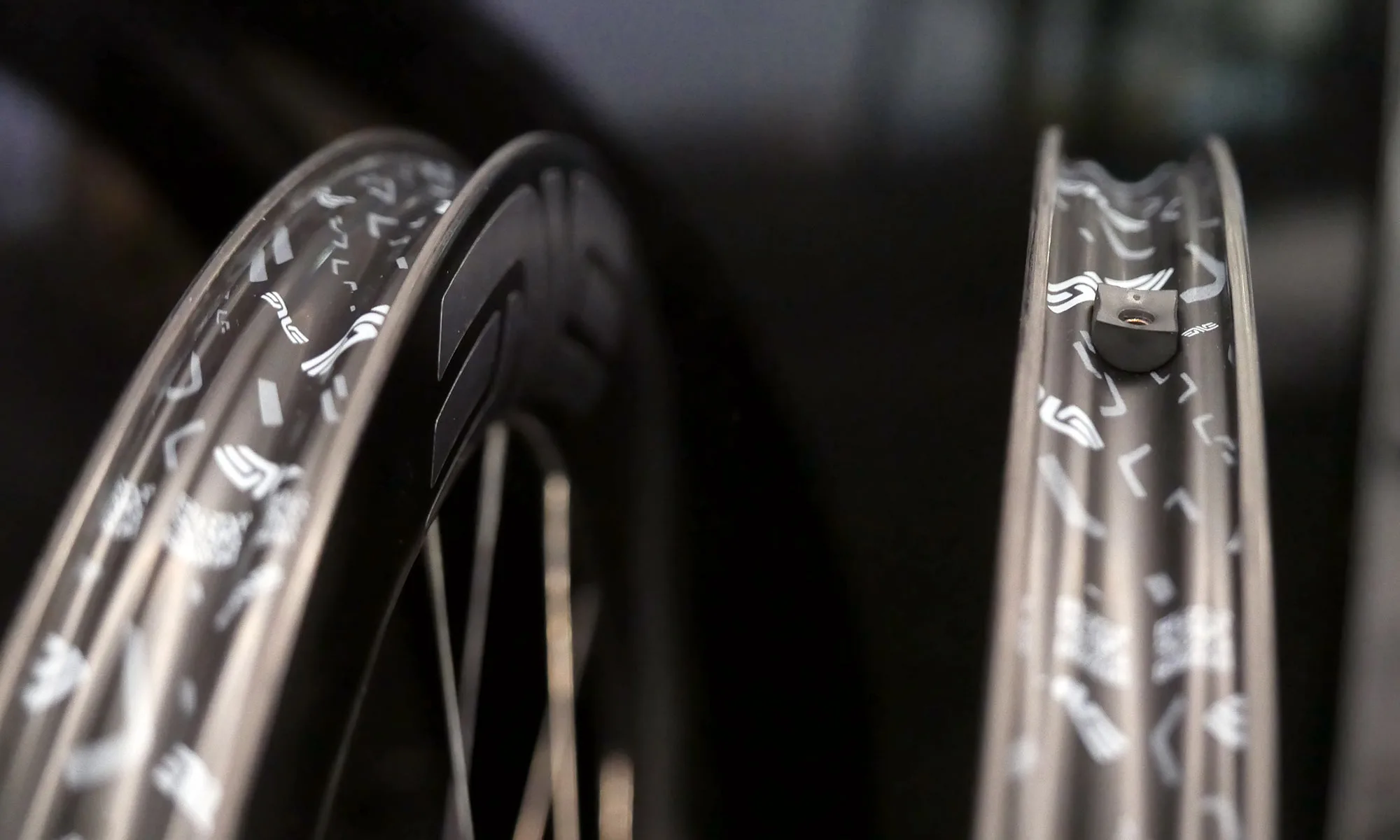 New ultralight aero ENVE SES 4-5 Pro lightweight aerodynamic carbon all-rounder climbing wheels, rim detail