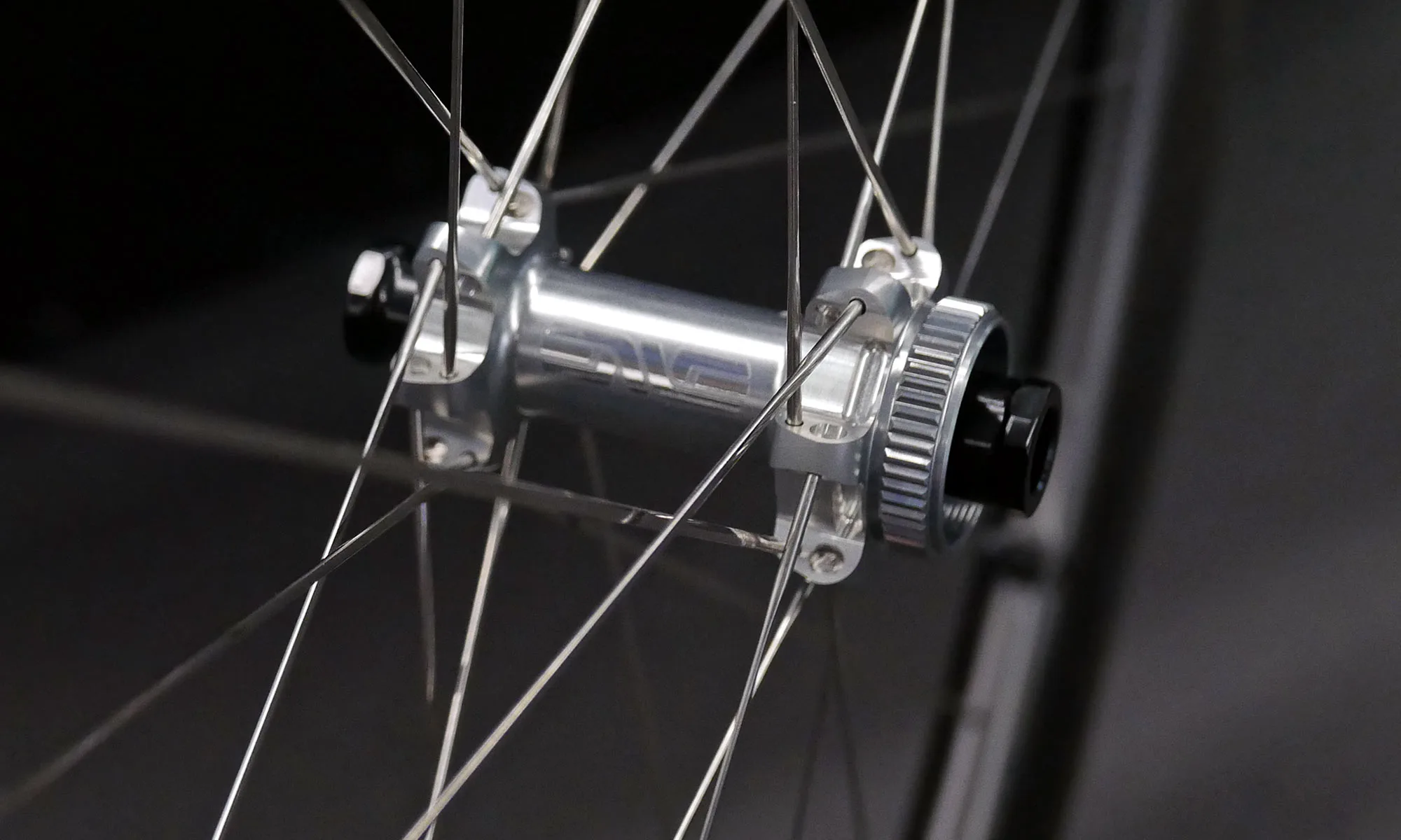 New ultralight aero ENVE SES 4-5 Pro lightweight aerodynamic carbon all-rounder climbing wheels, shiny silver hub