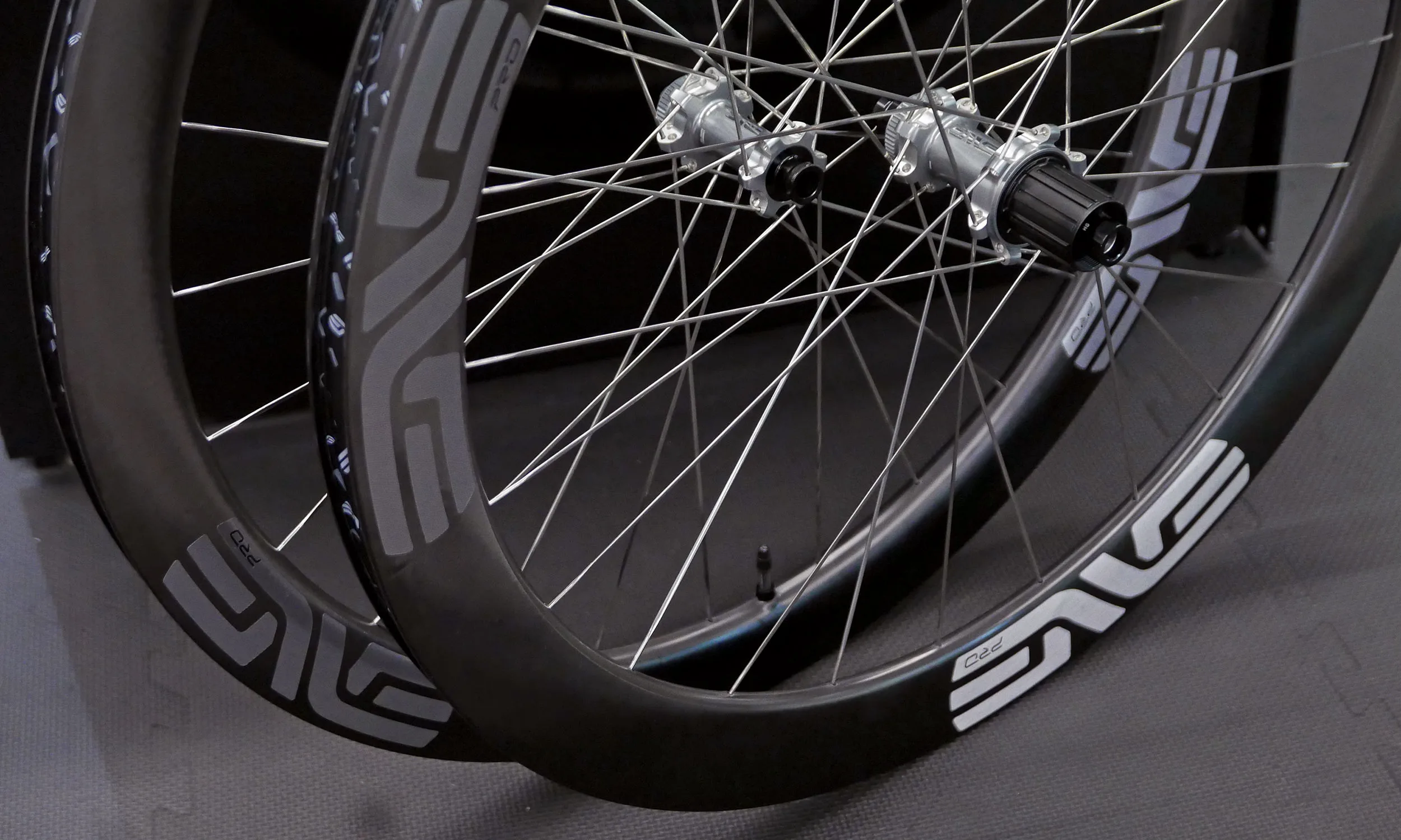 New ultralight aero ENVE SES 4-5 Pro lightweight aerodynamic carbon all-rounder climbing wheels, complete build