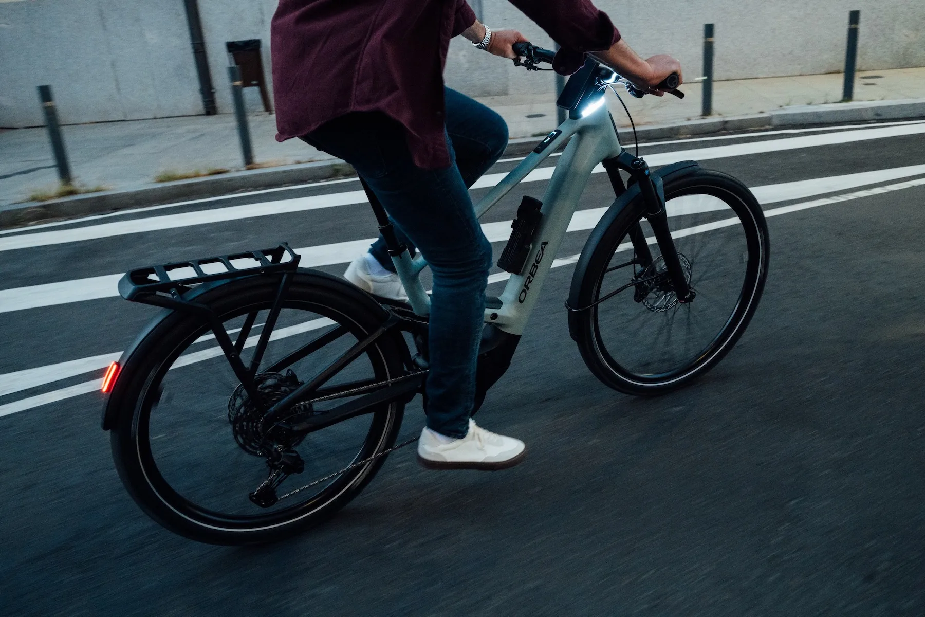 Un jinete en una calle de la ciudad mientras conduce a Orbea Muga
