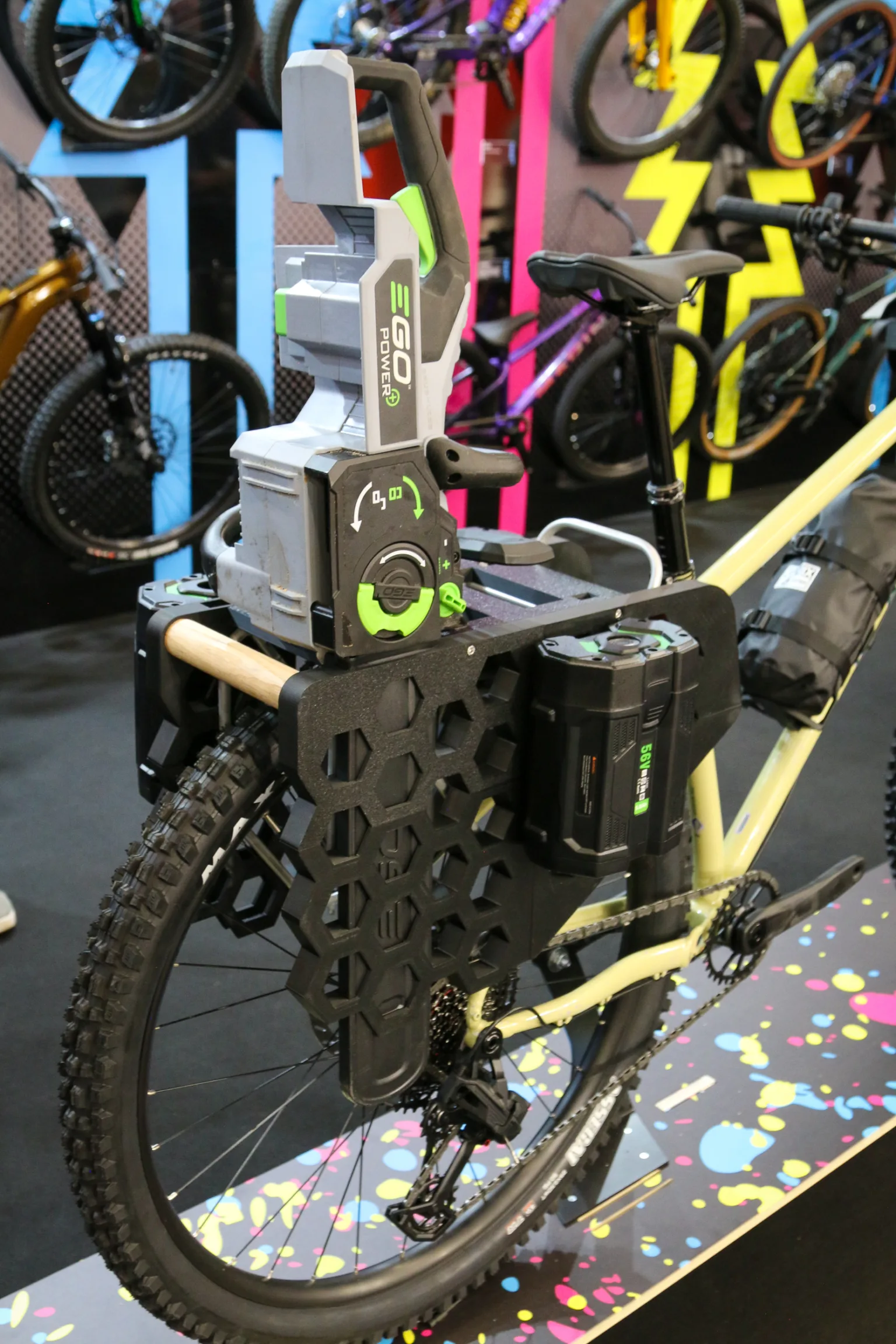 Pastelera de motosierra para bicicleta