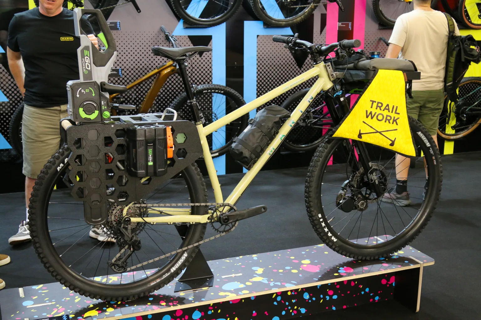 bicicleta de constructor de senderos