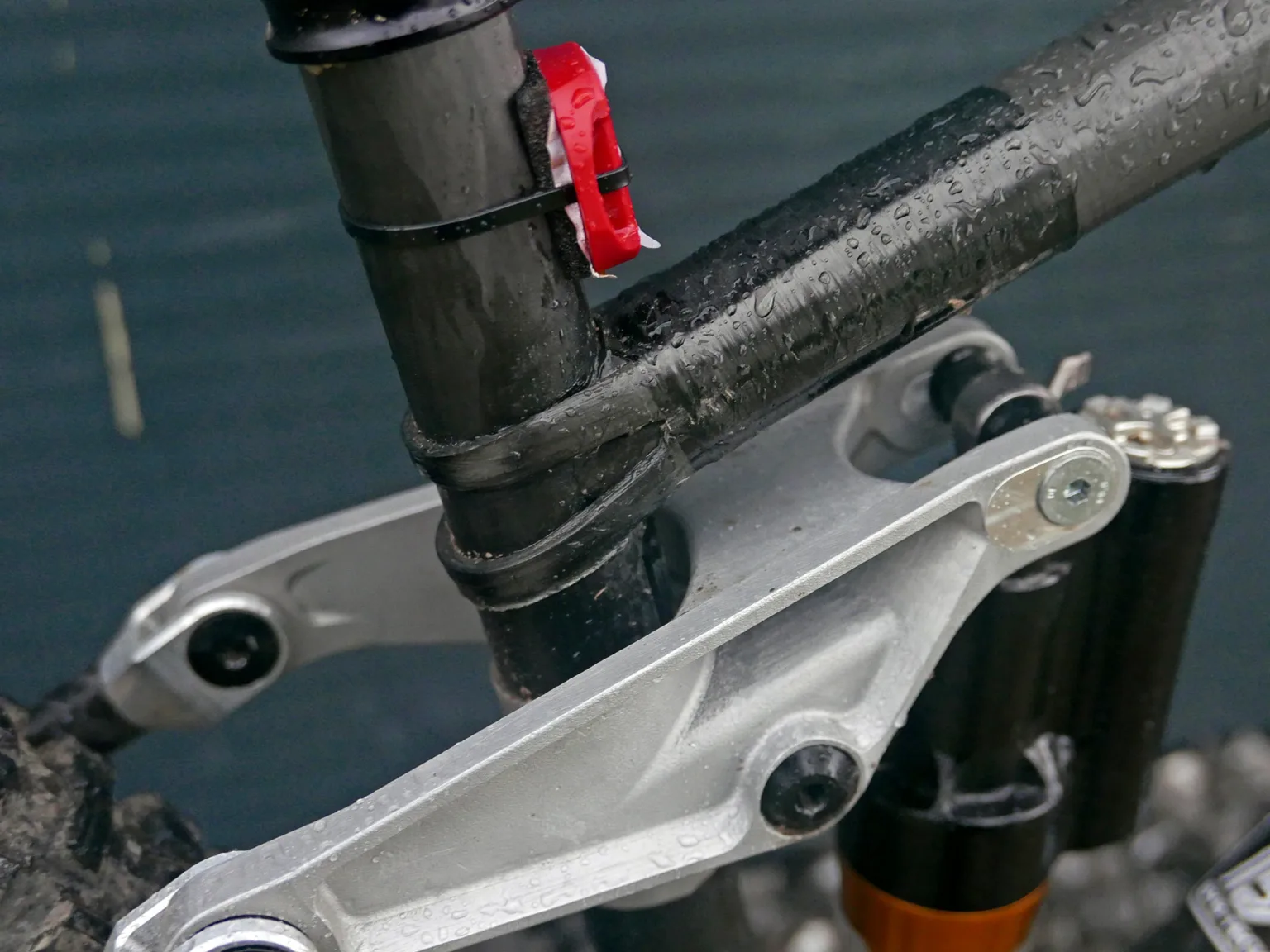 Comprobación de bicicleta profesional: prototipo Cduro High Pivot, 170/190 mm de la Copa Mundial de carbono Bicicleta de carrera de Checa en campeón Vojta Bláha, clúster integrado de asiento de tecnología de bucle integrado