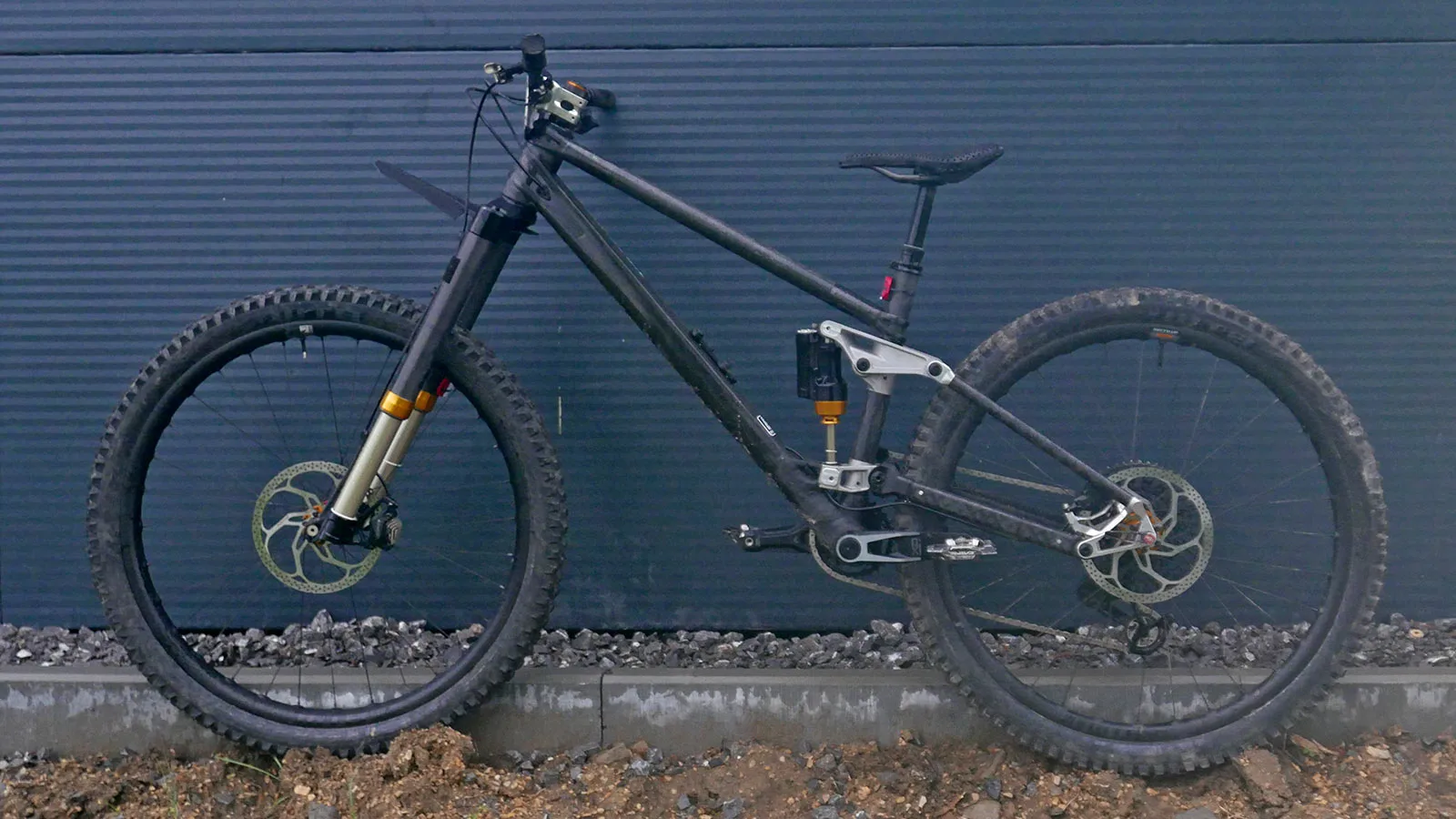 Comprobación de bicicleta Pro: Prototipo de Cduro High Pivot, Ajuste de 170/190 mm de carbono WC Bike enduro, sin conductor