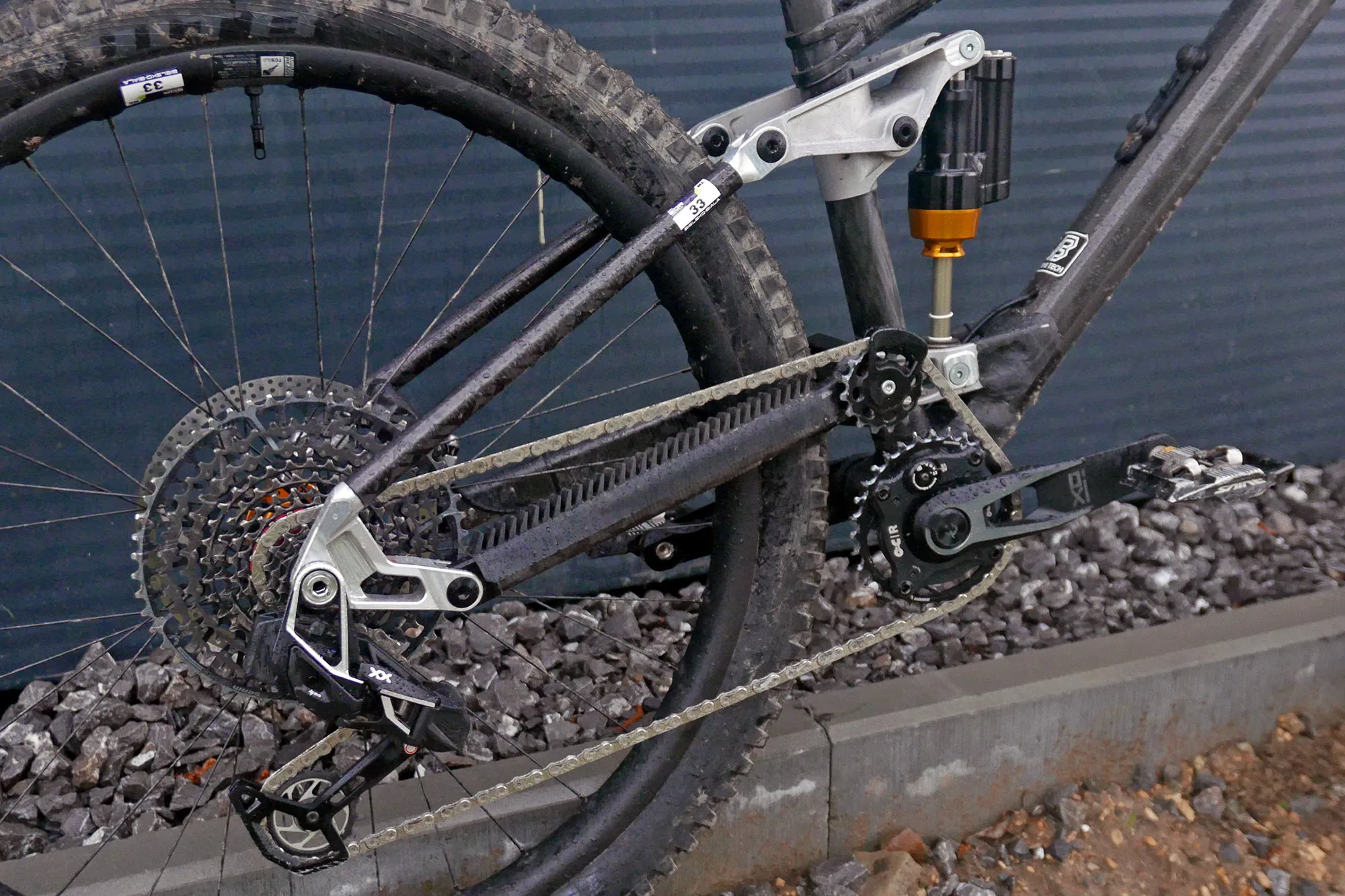 Comprobación de bicicleta Pro: Prototipo Cduro High Pivot, Bike de enduro de carbono de 170/190 mm ajustable, transmisión de ejes SRAM con UDH
