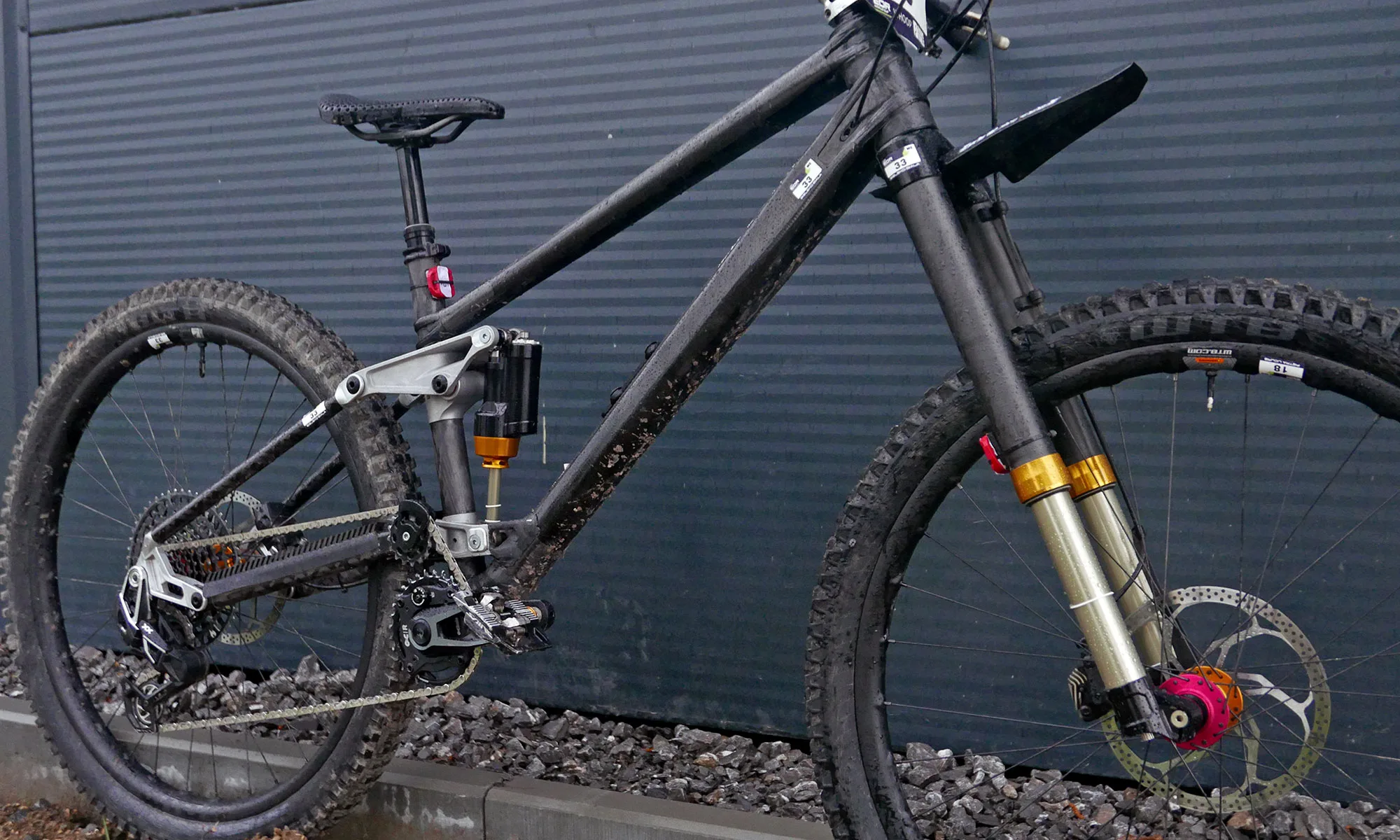 Comprobación de bicicleta Pro: Prototipo de Cduro High Pivot, 170/190 mm de la Copa Mundial de carbono Bicicleta de carreras checas en campeón Vojta Bláha, angulada