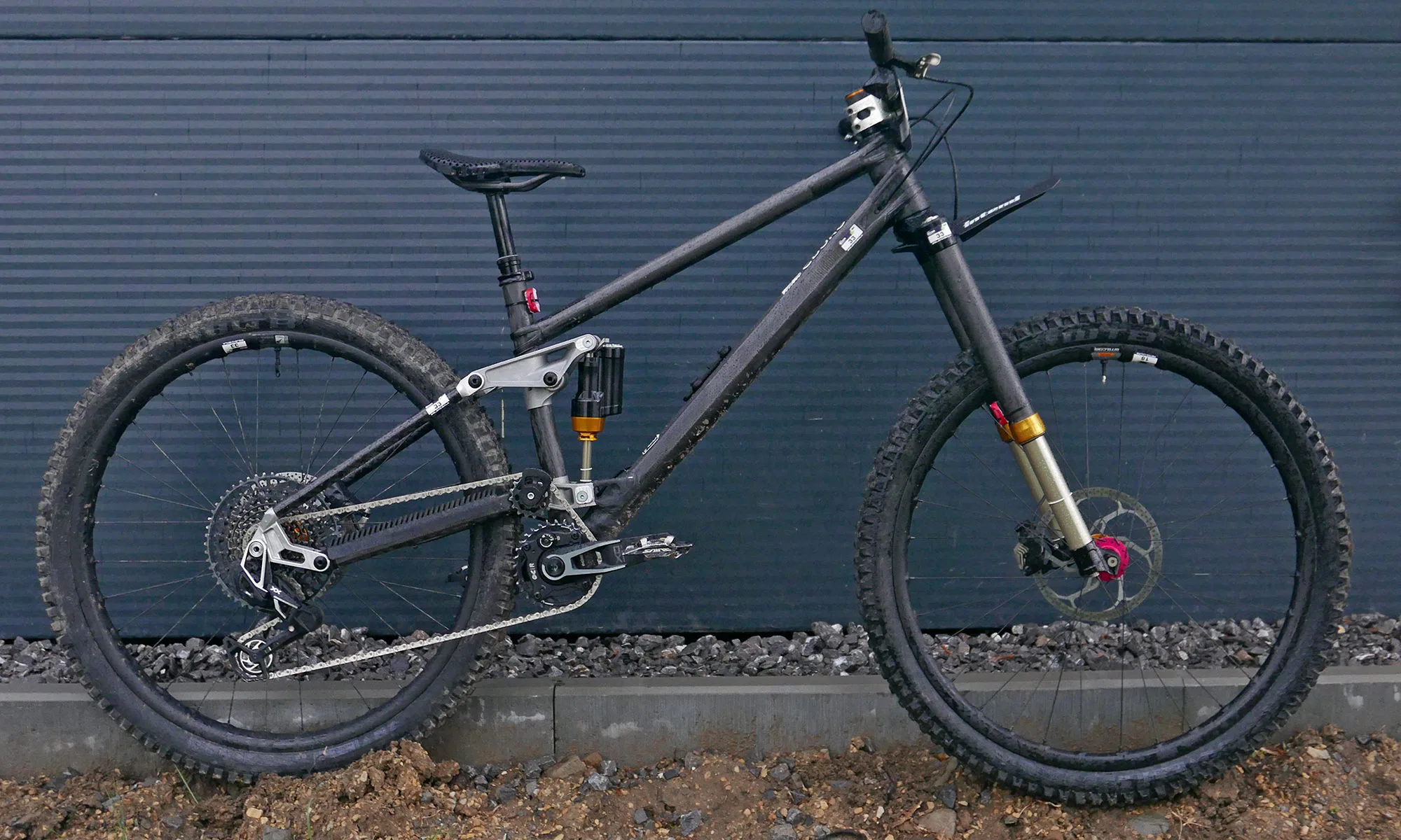Comprobación de bicicleta profesional: prototipo Cduro High Pivot, 170/190 mm de la Copa Mundial de carbono Bicicleta de carreras checas en campeón Vojta Bláha, completo