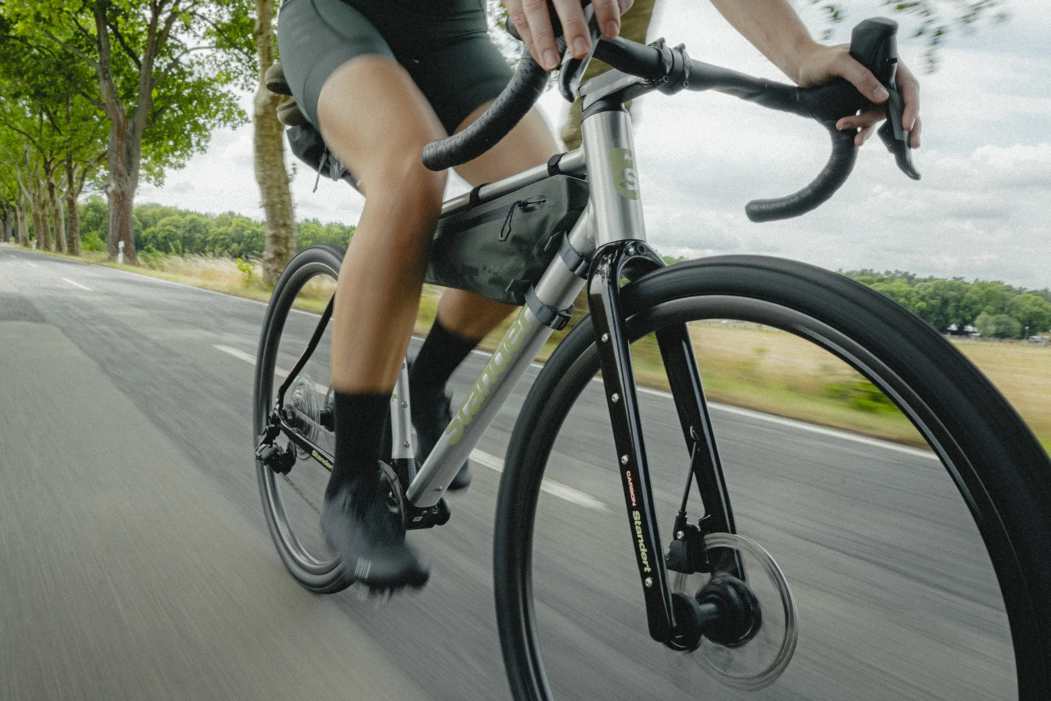 STANTERT KIESWERK Aluminio Alluminum Gravel Bike, cabalgando de cerca
