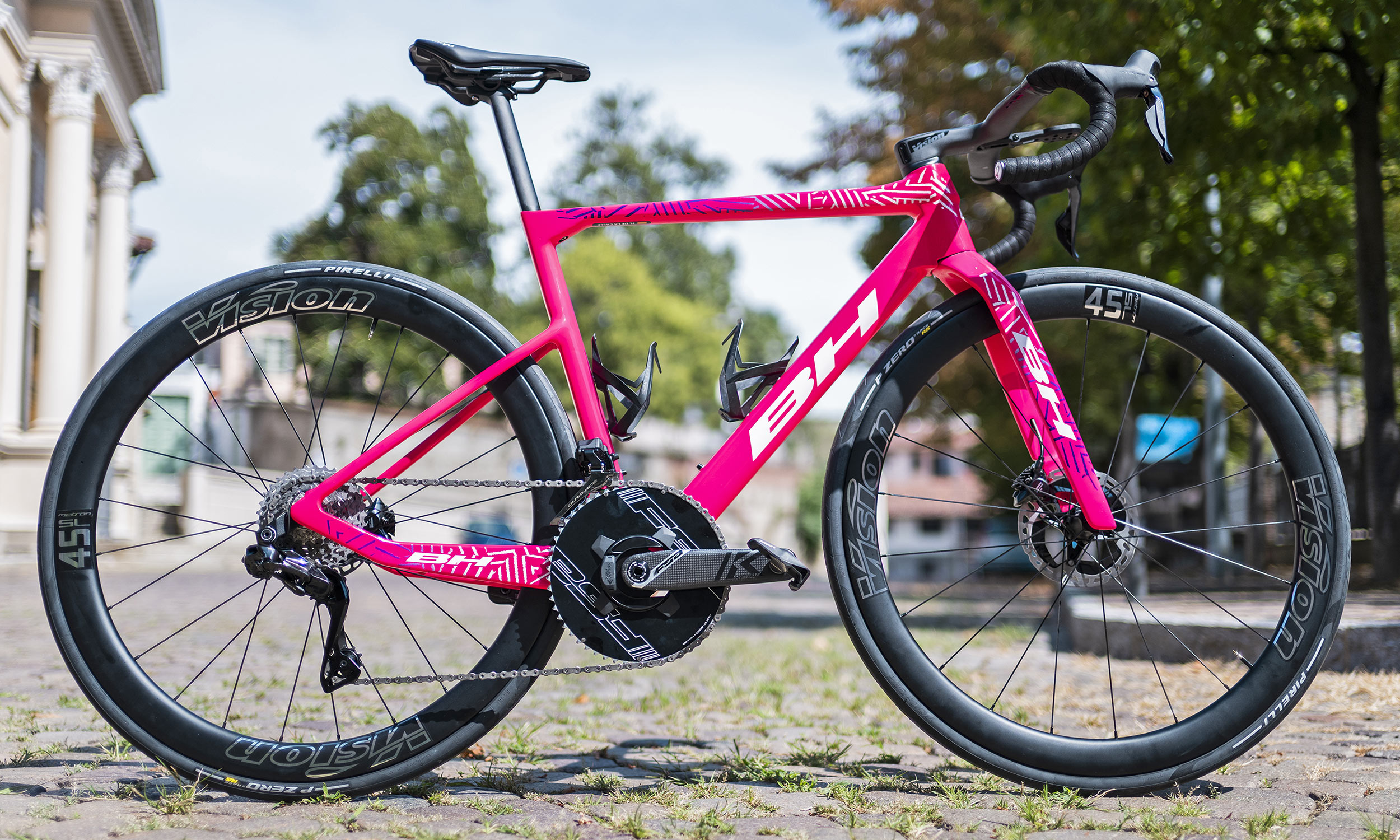 2025 Vuelta a España BH Ultralight, custom lightweight carbon road race bikes for Burgos Burpellet-BH, shiny pink complete