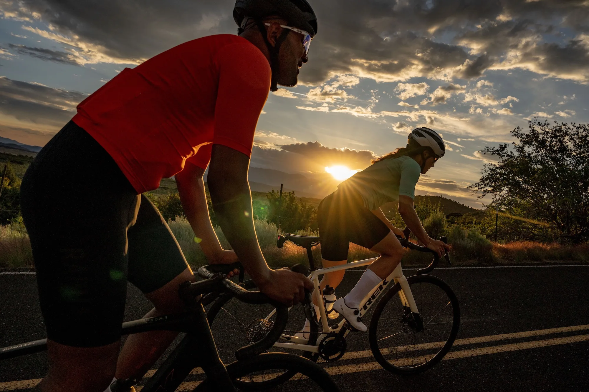 Una pareja montando las nuevas bicicletas Trek Domane+ Alr E-Road hechas con aluminio de menor impacto.