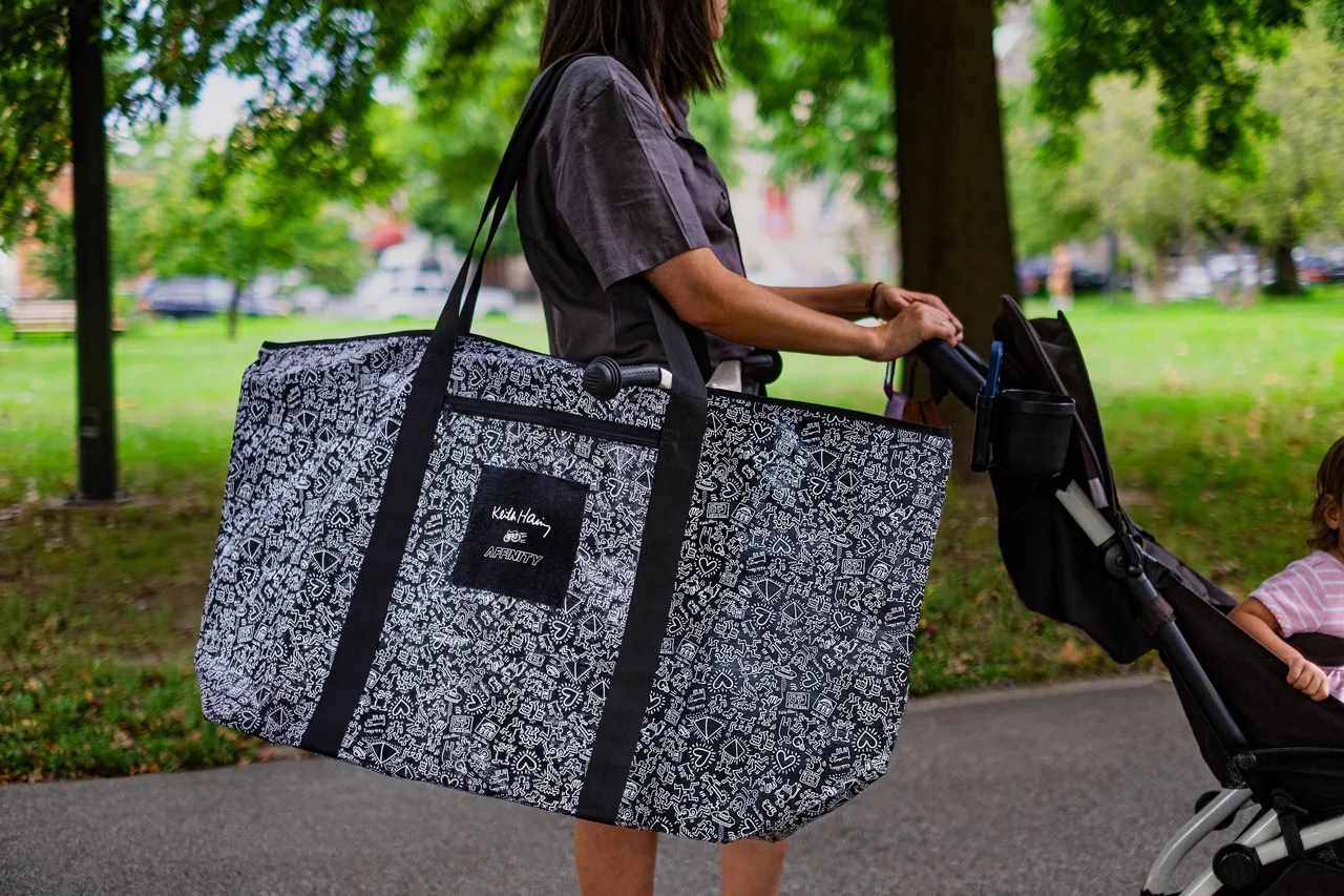 Affinity Cycles x Keith Haring Collection Tote en uso