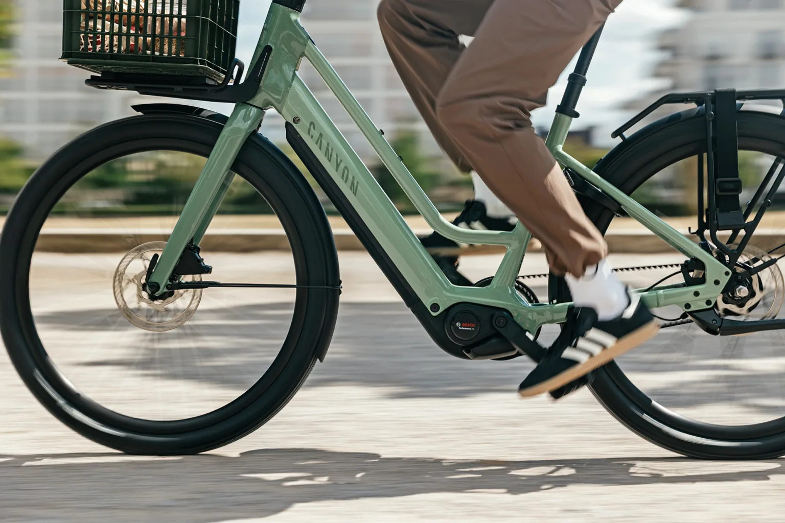 Canyon Citylite commuter bike & Citylite:ON commuter ebikes, fully equipped belt-drive urban city bikes, riding non-driveside